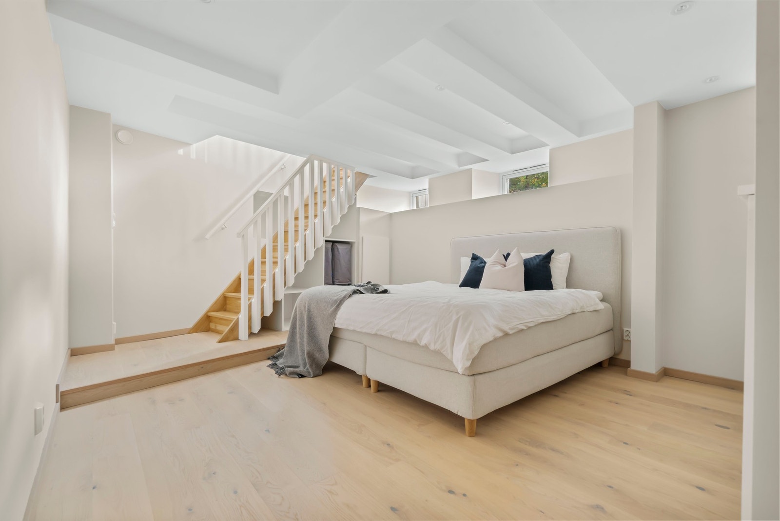 Fra soverommet er det trapp opp til stuen. Galleribilde