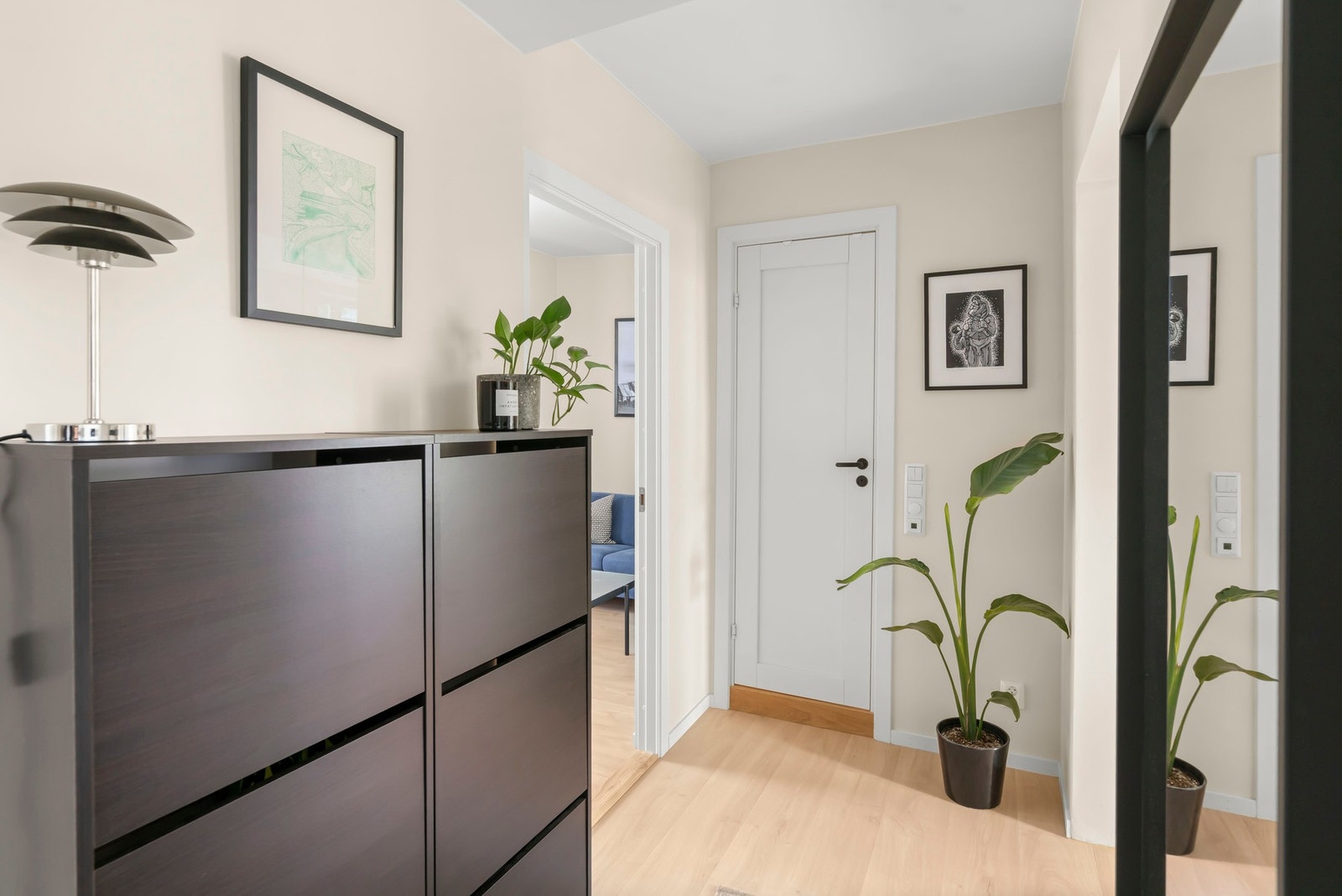 Entreen har moderne uttrykk som setter tonen for resten av leiligheten. Galleribilde