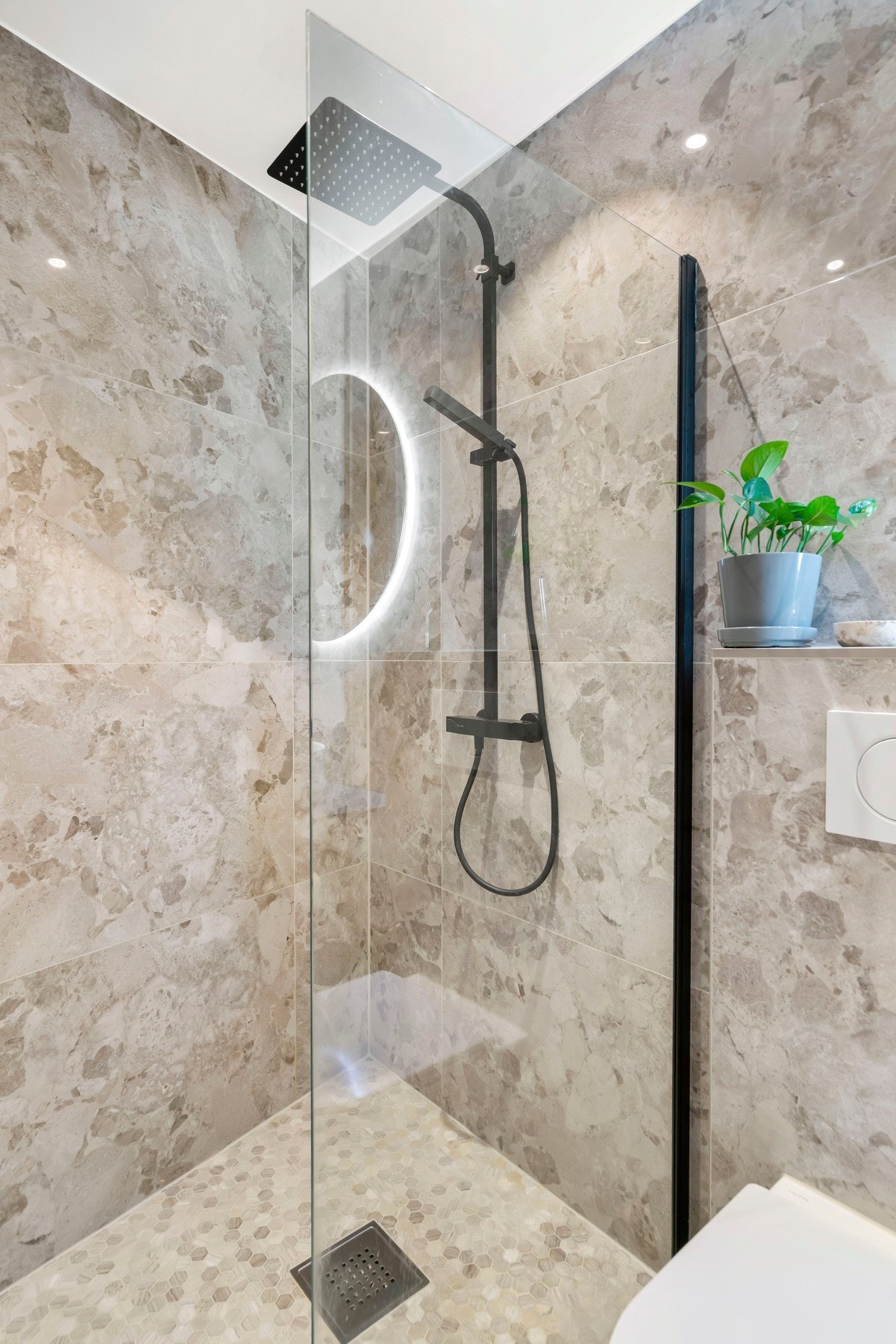 Dusjnisje, vegghengt toalett, servantskap og varme i gulv. Galleribilde