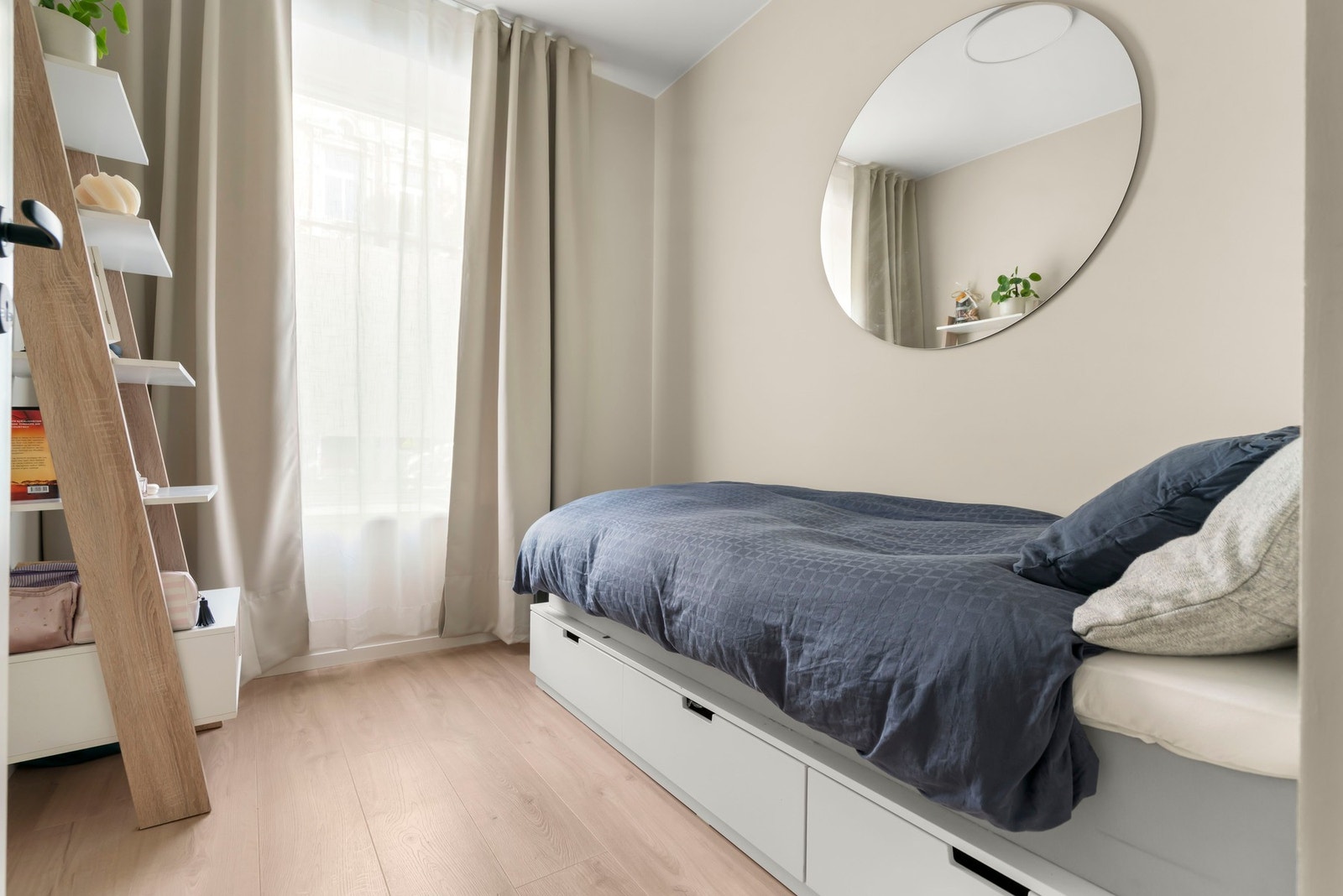 Soverom 1 med nymalte vegger og nytt gulv. Galleribilde