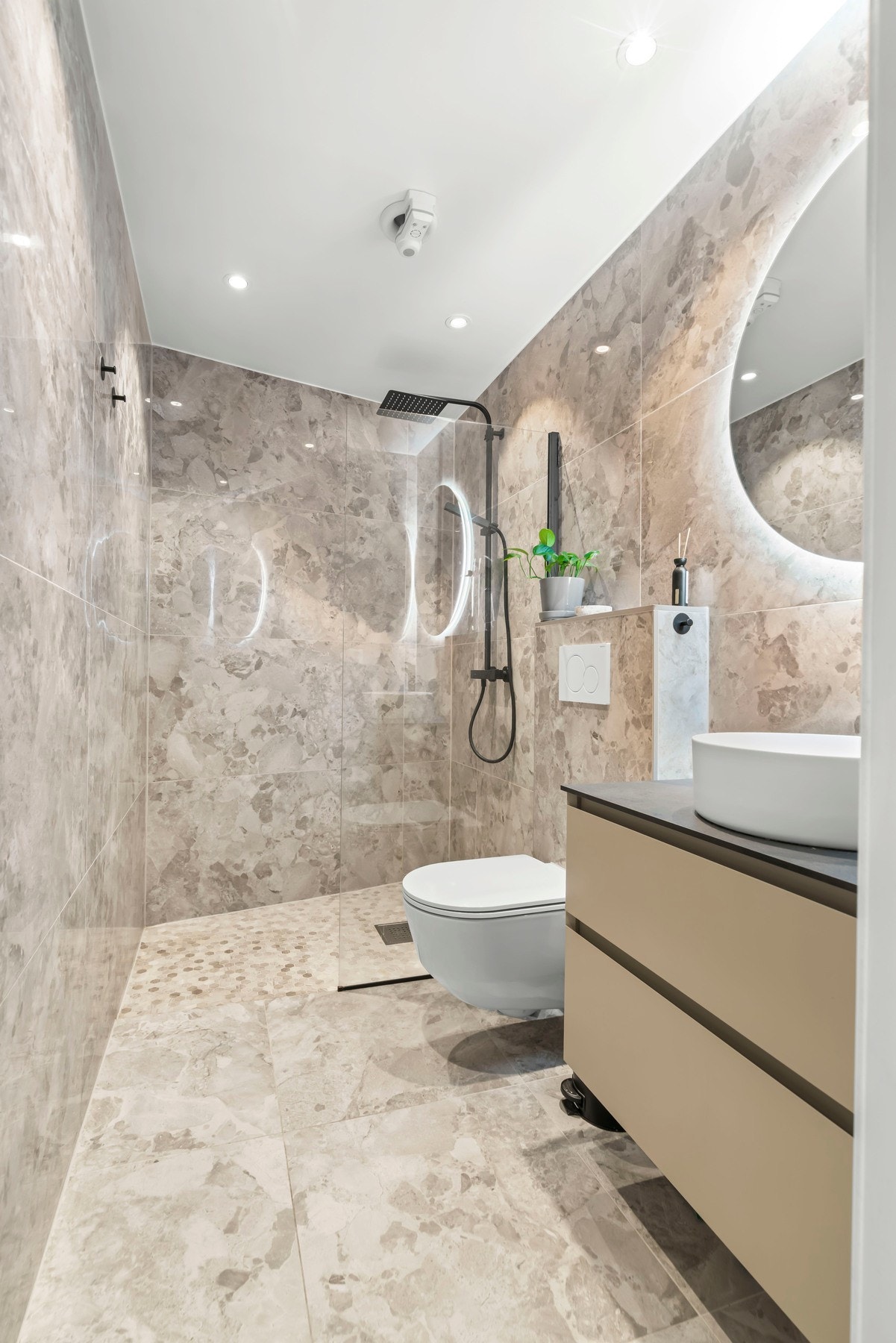 Lekkert design på baderommet. Galleribilde