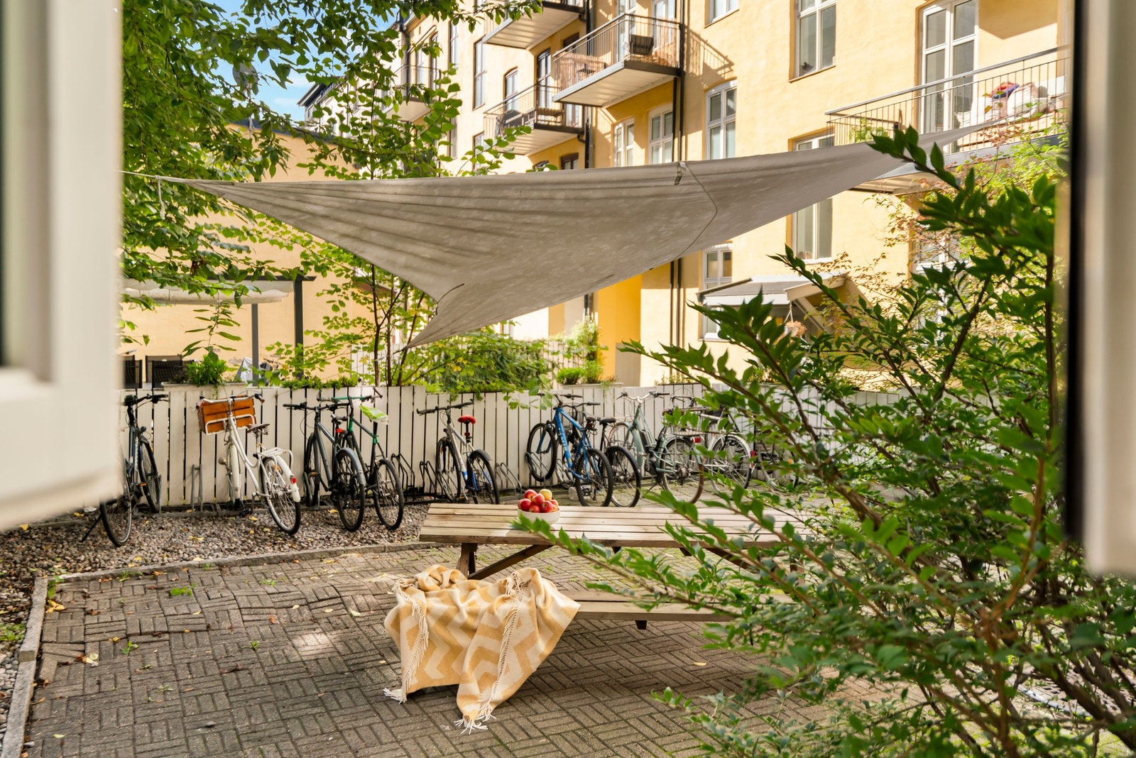 Praktisk værseil over sittebenken. Galleribilde