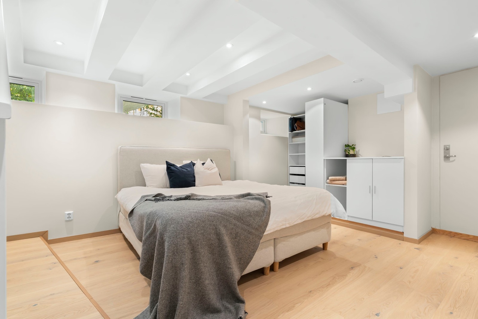 Soverom 3 - Stort hovedsoverom i underetasje med gulvvarme og parkettgulv. Galleribilde