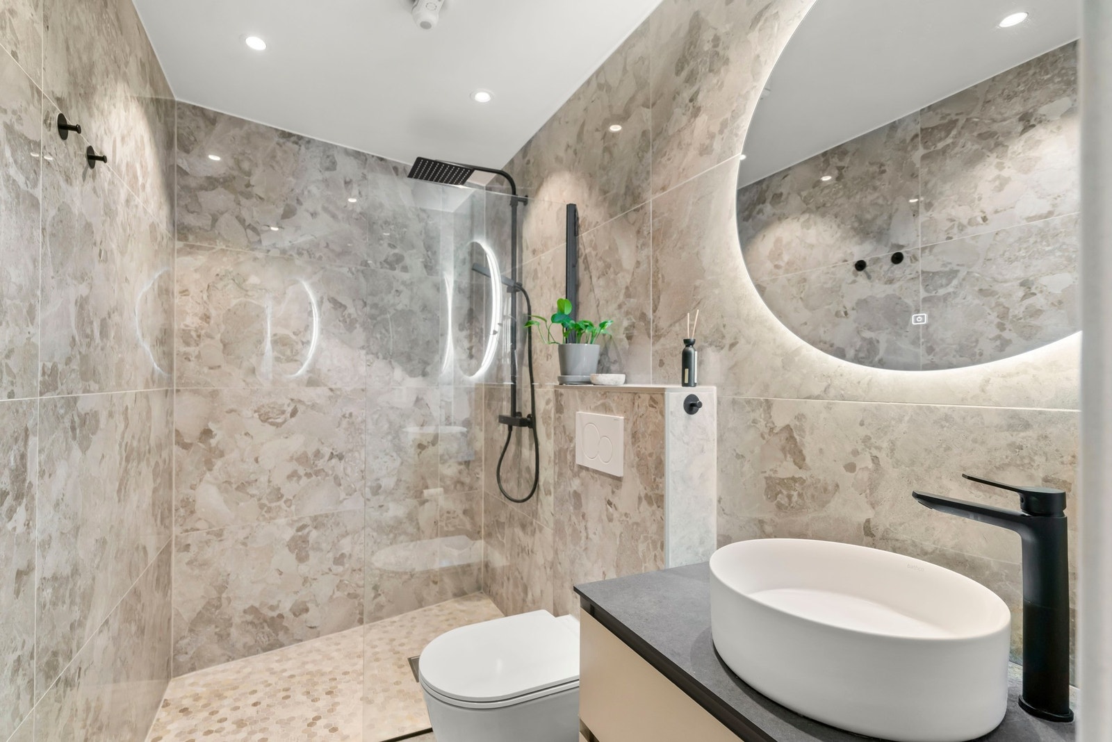 Nytt og lekkert baderom fra 2024 med FDV-dokumentasjon. Galleribilde