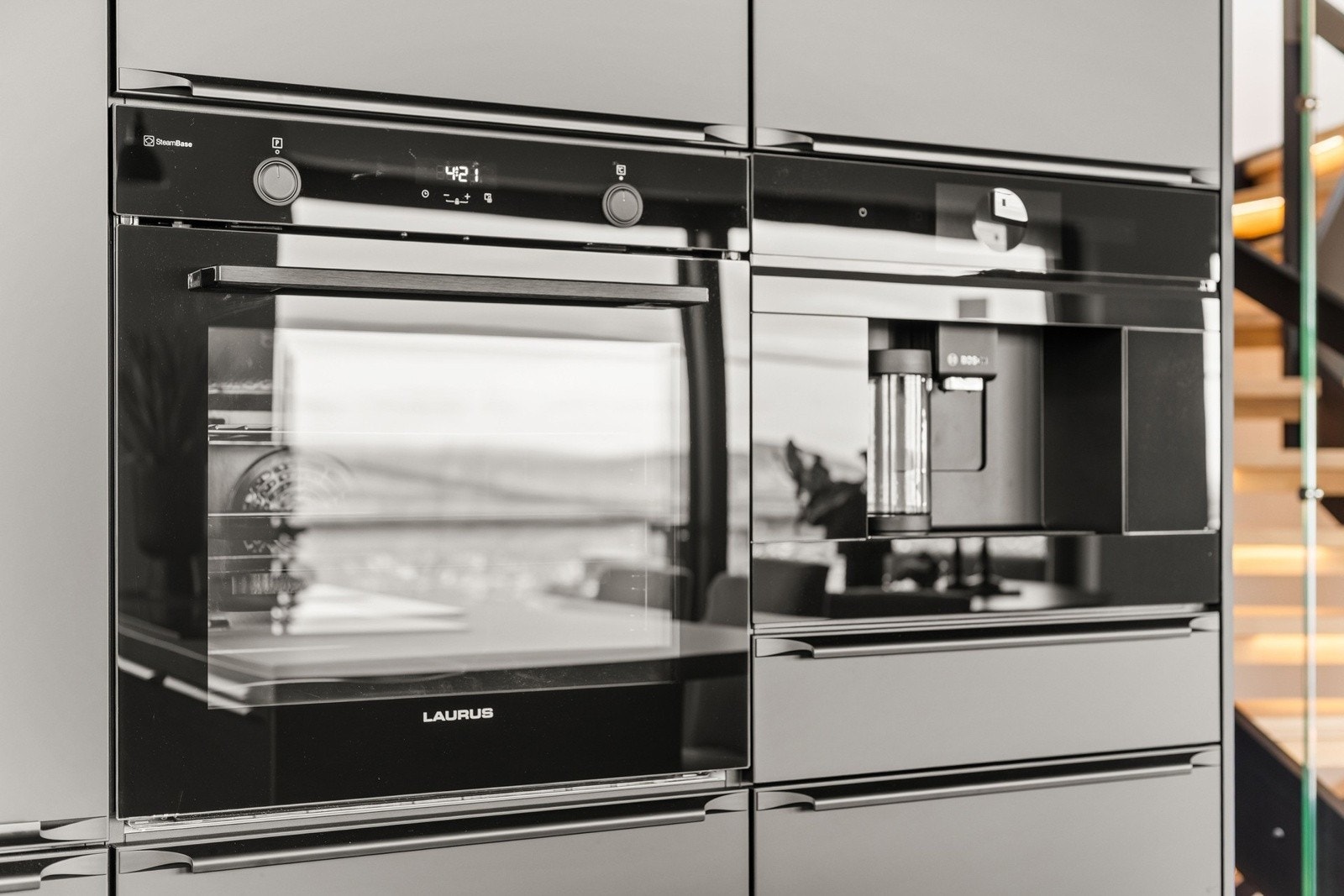 Kvalitetsprodukter som integrert stekeovn og kaffemaskin gir en eksklusiv helhetsfølelse. Galleribilde