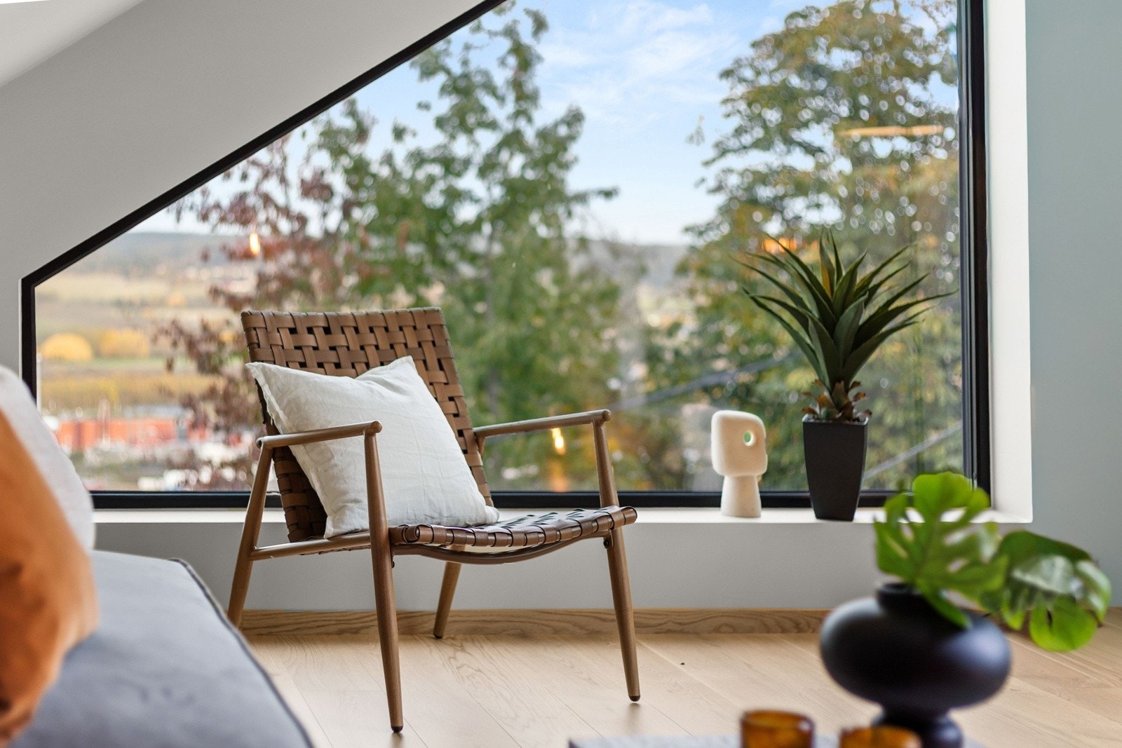 Velkommen til boligens andre etasje med store vindusflater, flott utsyn og en behagelig atmosfære. Galleribilde