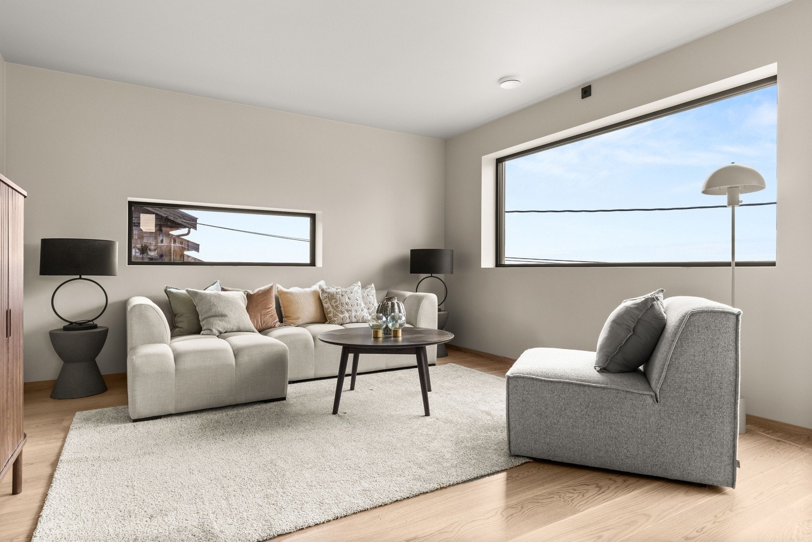 Store vindusflater sikrer rikelig med naturlig lys, og åpner opp mot utsikten over byen. Galleribilde