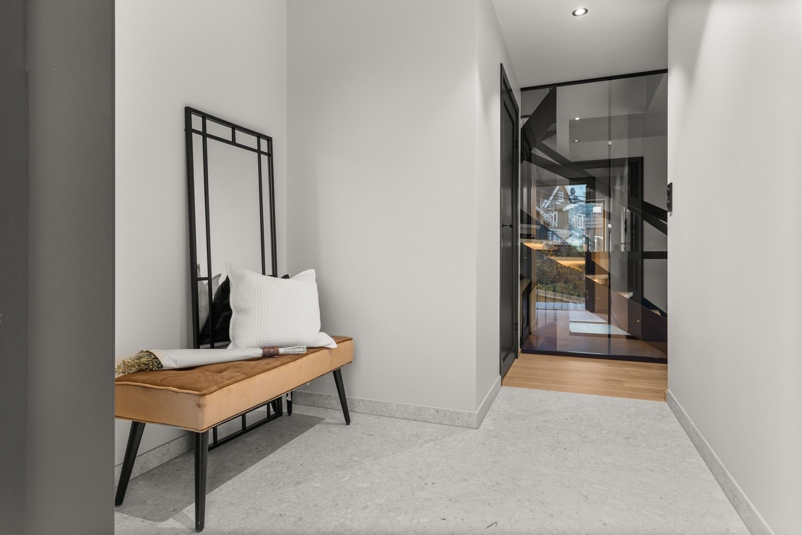 Velkommen inn! Innbydende entré med flislagt gulv og gulvvarme skaper et godt førsteinntrykk. Galleribilde