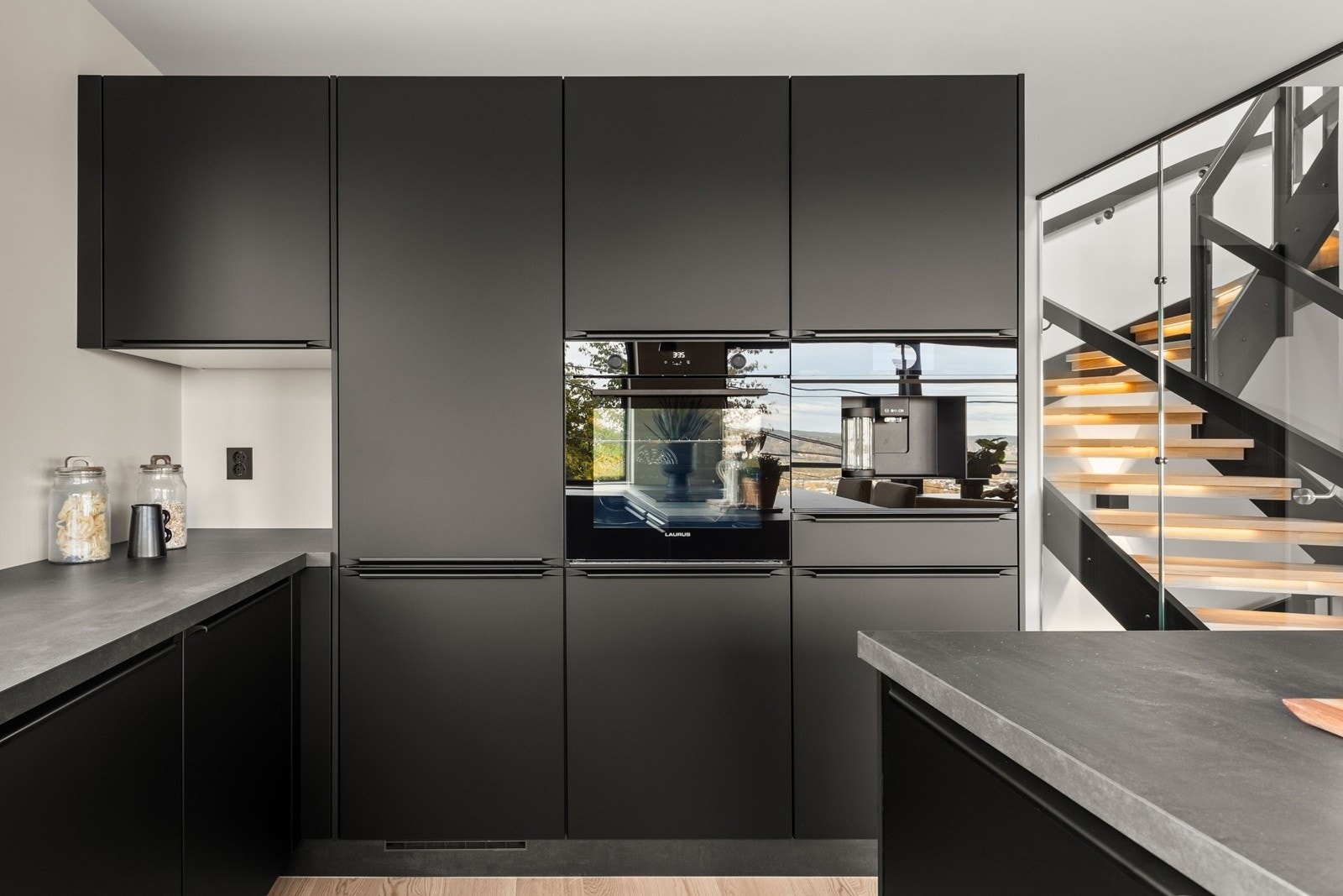 Rikelig med skapplass og integrerte hvitevarer sørger for et rent og helhetlig uttrykk. Galleribilde