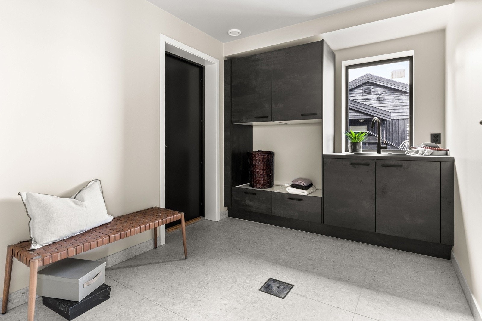 Boligen har et romslig og funksjonelt vaskerom med flislagt gulv, moderne innredning og god skapplass. Praktisk adkomst fra garasjen gjør rommet ideelt for en aktiv hverdag. Galleribilde