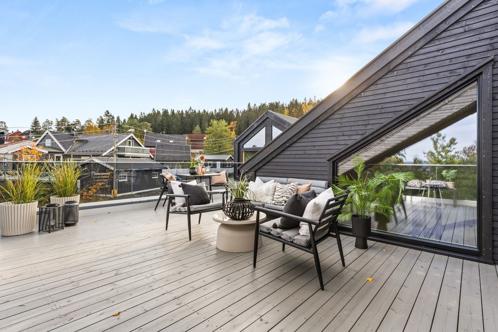 Fra loftstuen er det utgang til en stor og solrik takterrasse på nærmere 30 kvm med god plass til både spisegruppe og loungemøbler. Galleribilde