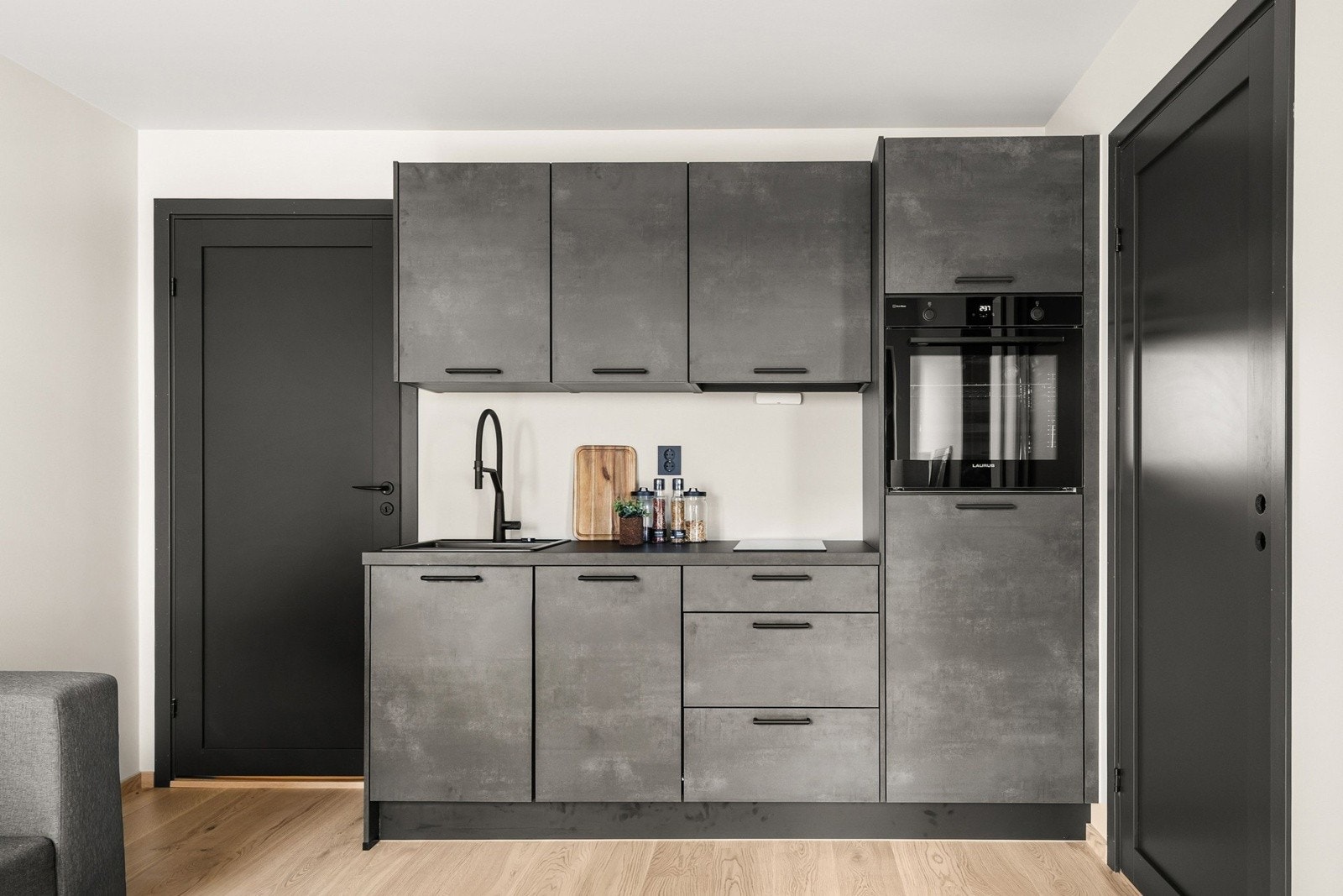 Pen kjøkkeninnredning i underetasjen med moderne fronter, integrerte hvitevarer og rikelig oppbevaringsplass. Galleribilde