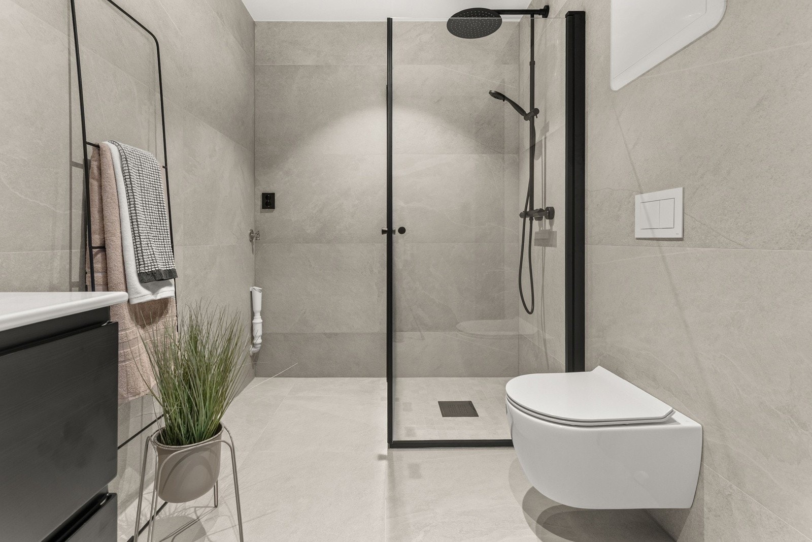 Moderne bad med flislagt gulv og varmekabler i direkte tilknytning hovedsoverommet. Galleribilde