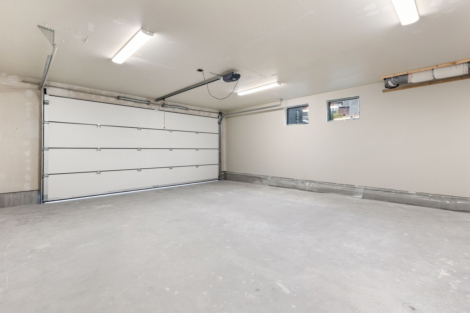 Romslig, integrert dobbelgarasje med automatisk portåpner og direkte adkomst til boligen. Her er det god plass til både biler og oppbevaring. Galleribilde