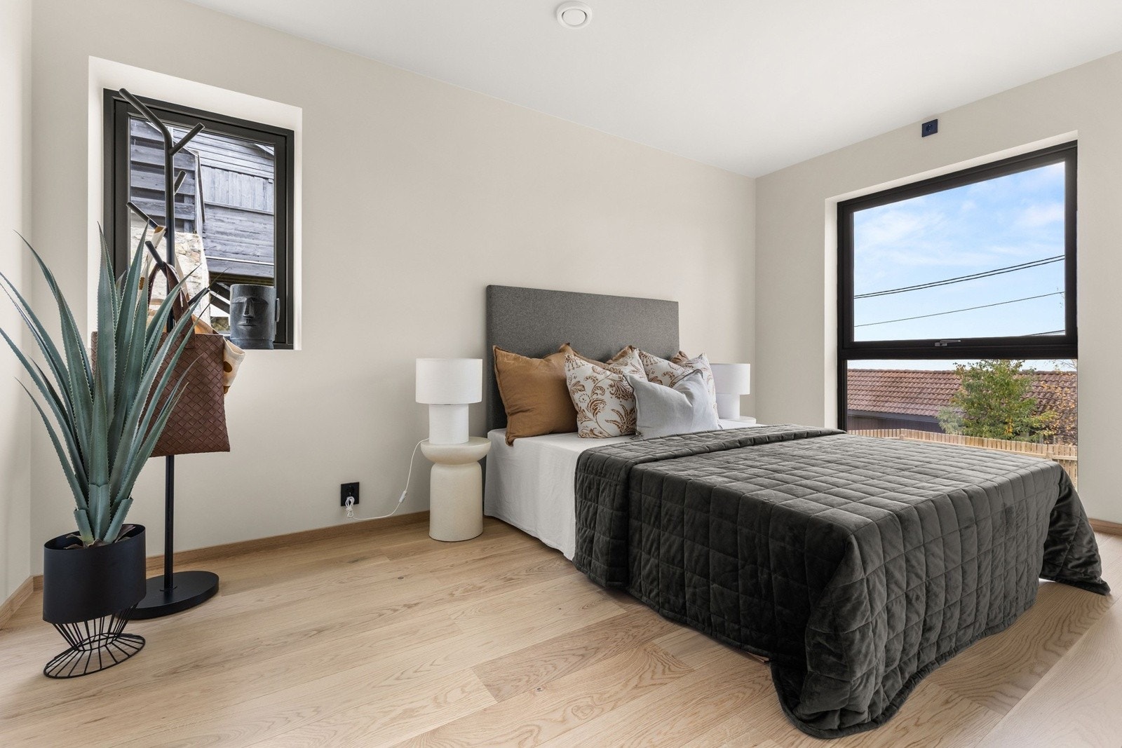 Romslig soverom med god plass til ønsket møblering og store vindusflater som gir en lys og luftig atmosfære. Galleribilde