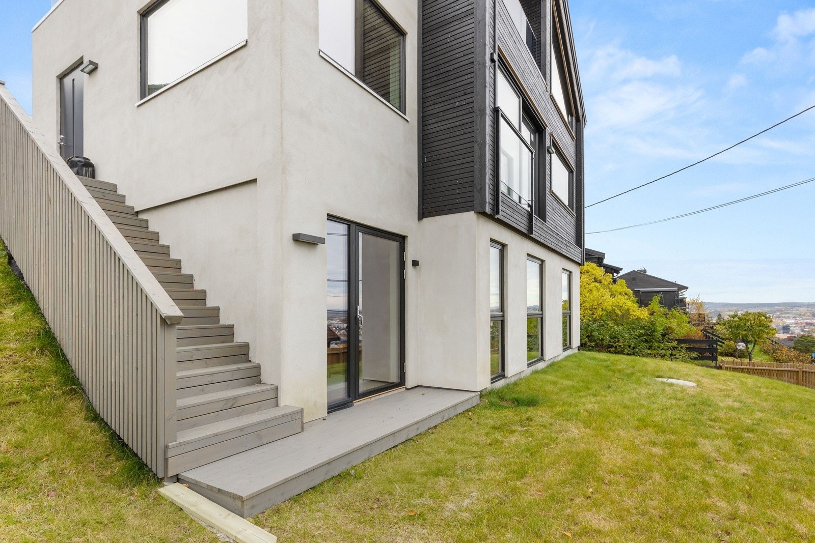 Boligens underetasje har direkte adkomst til hagen, som er pent opparbeidet med plen og god plass for utemøbler eller lek. Galleribilde