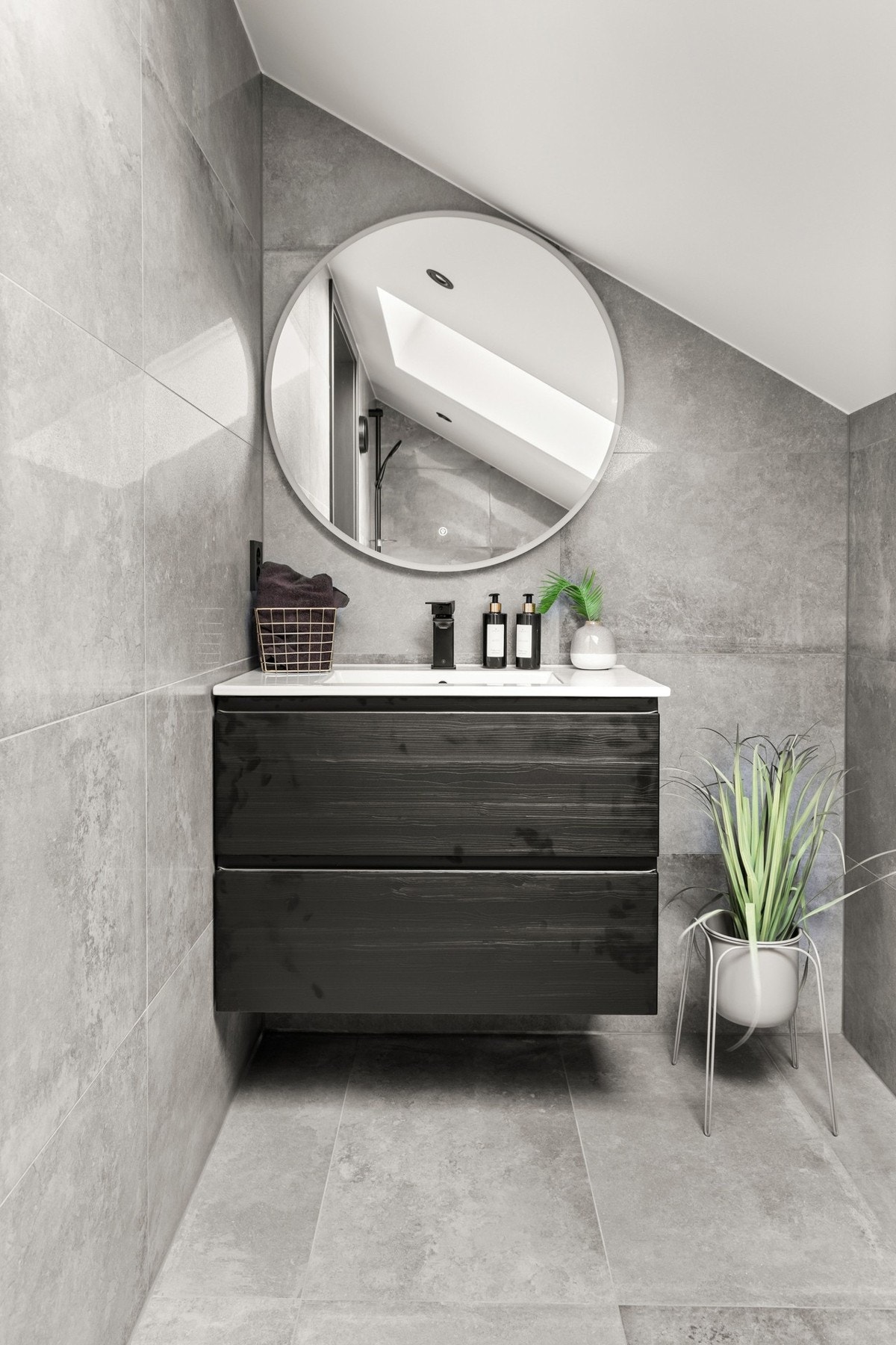 Stilren baderomsinnredning med mørke fronter, speil med integrert belysning og god plass til oppbevaring. Galleribilde