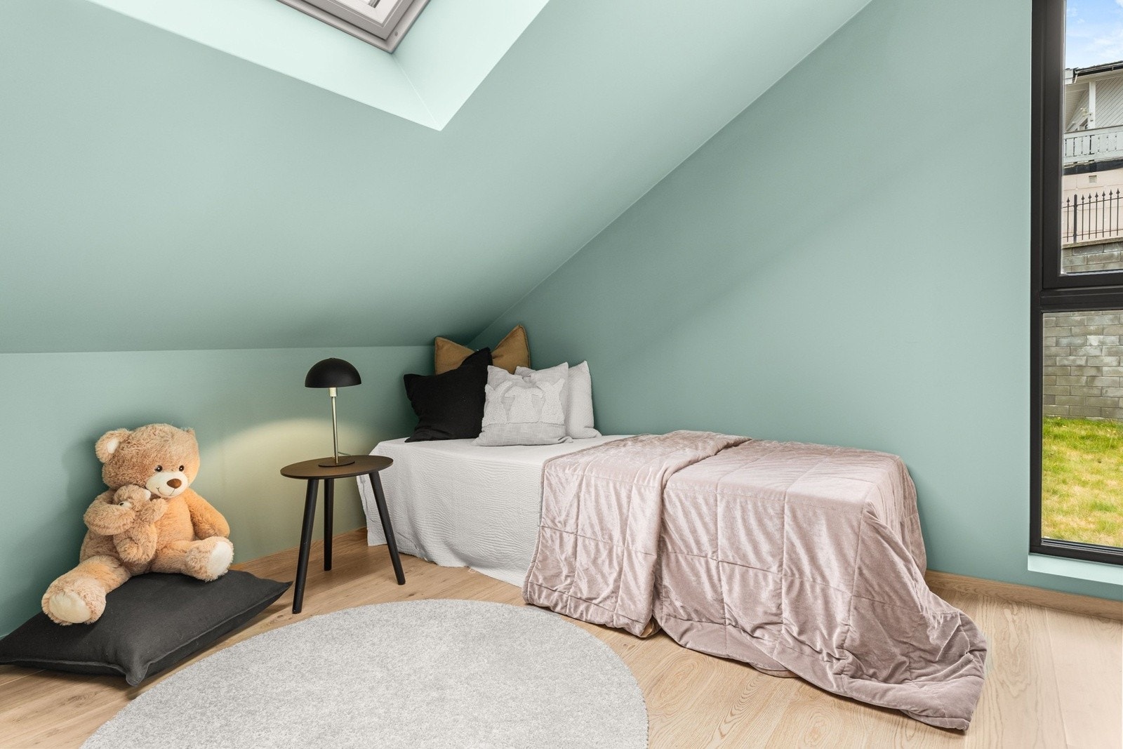 Rommet egner seg godt som barnerom, gjesterom eller kontor, med gode lysforhold og en lun atmosfære under skråtaket. Galleribilde