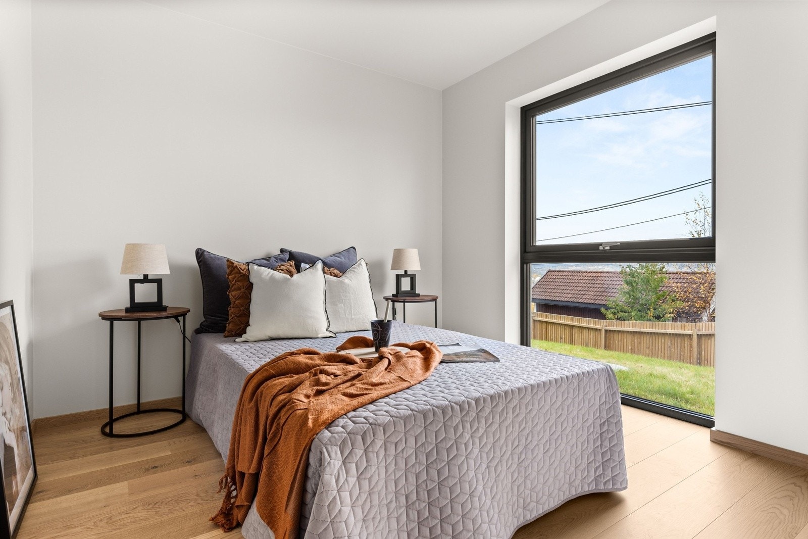 Lyst og behagelig soverom med store vindusflater som slipper inn rikelig med naturlig lys og gir god romfølelse. Galleribilde