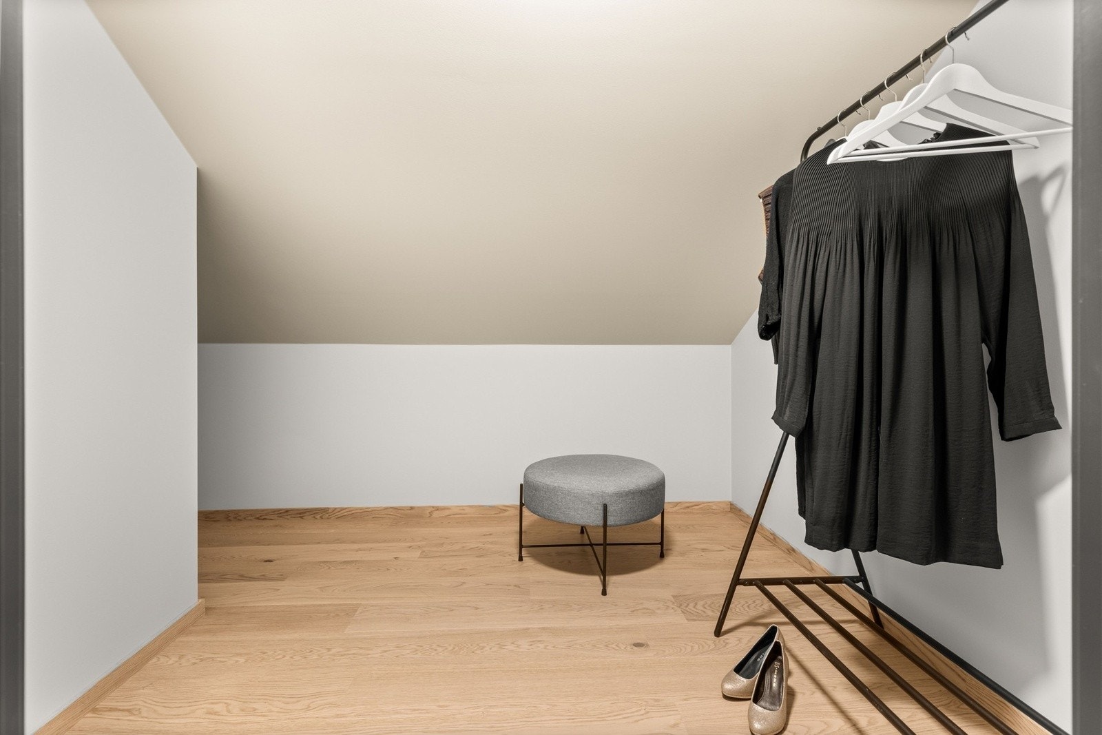 Praktisk bod som egner seg godt som walk-in garderobe eller ekstra oppbevaringsplass. Galleribilde