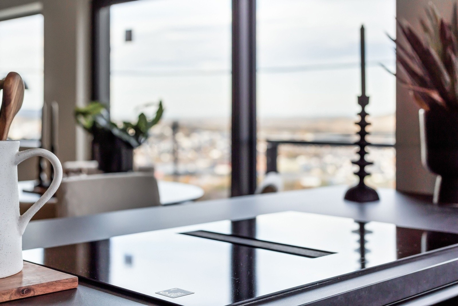 Velutstyrt med moderne koketopp, god benkeplass og stilrene detaljer i tidløst design. Galleribilde