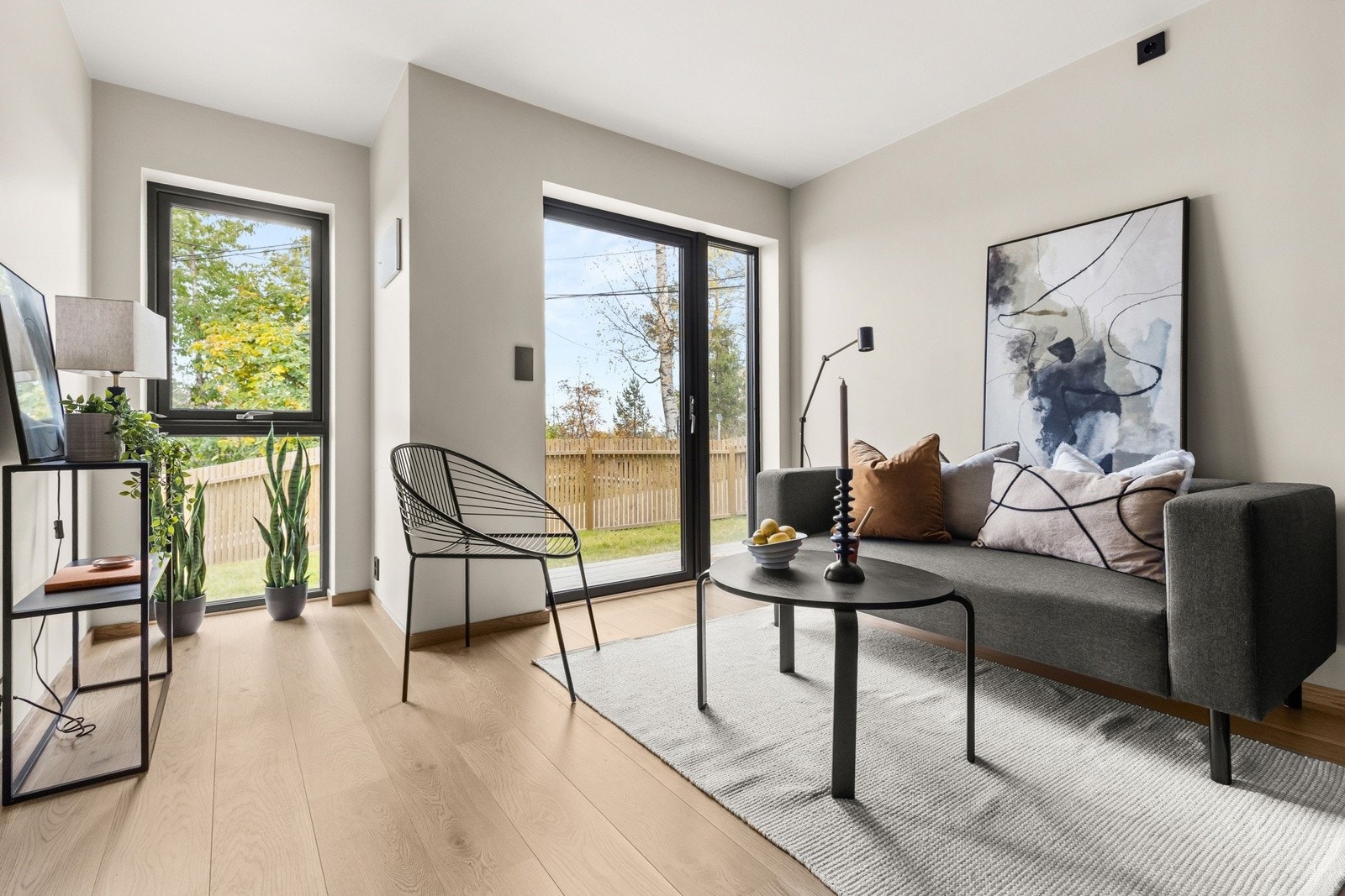 Lys og trivelig stue i underetasjen med utgang til hage. Et fleksibelt rom som kan benyttes som oppholdsrom, gjesterom eller kontor. Galleribilde