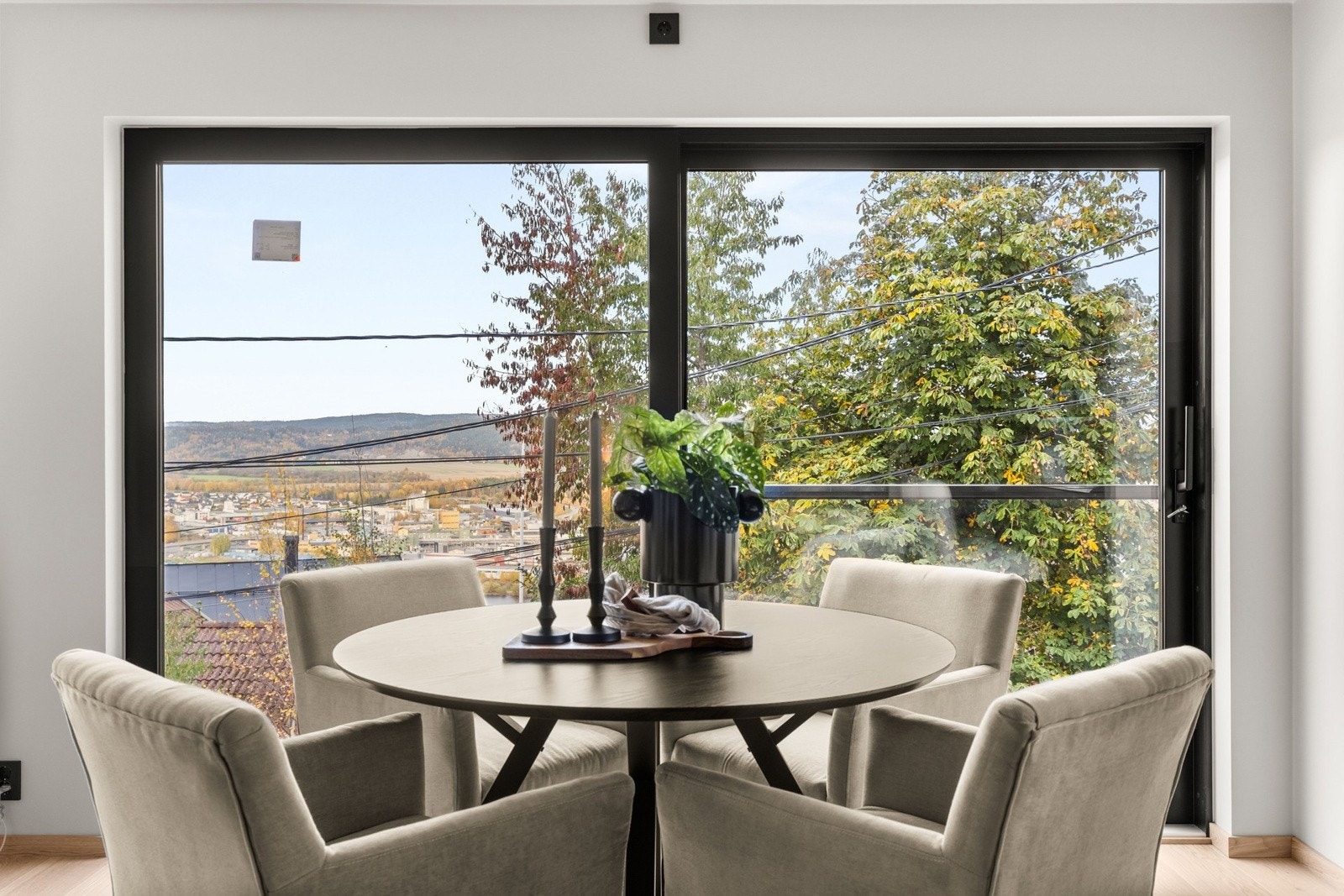 Fra spisestuen rammer store vindusflater inn utsikten og naturen. Galleribilde