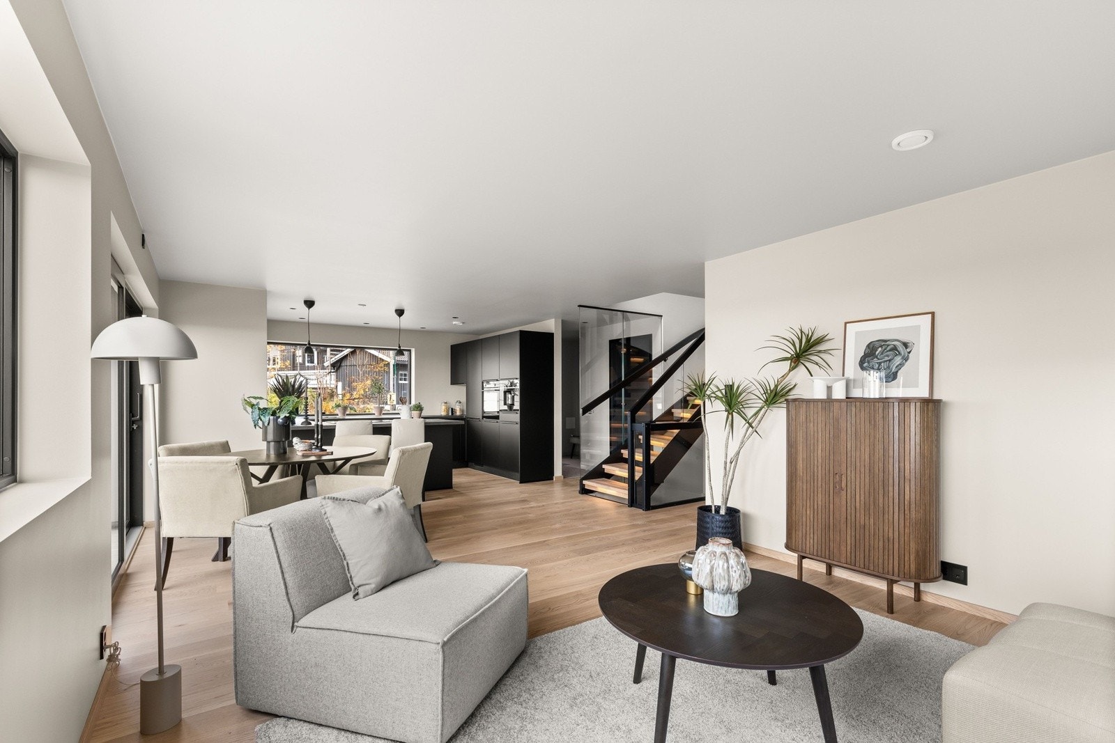 Boligen har gjennomgående høy standard som blant annet Opus enstavs, hvitlasert eikparkett. Galleribilde