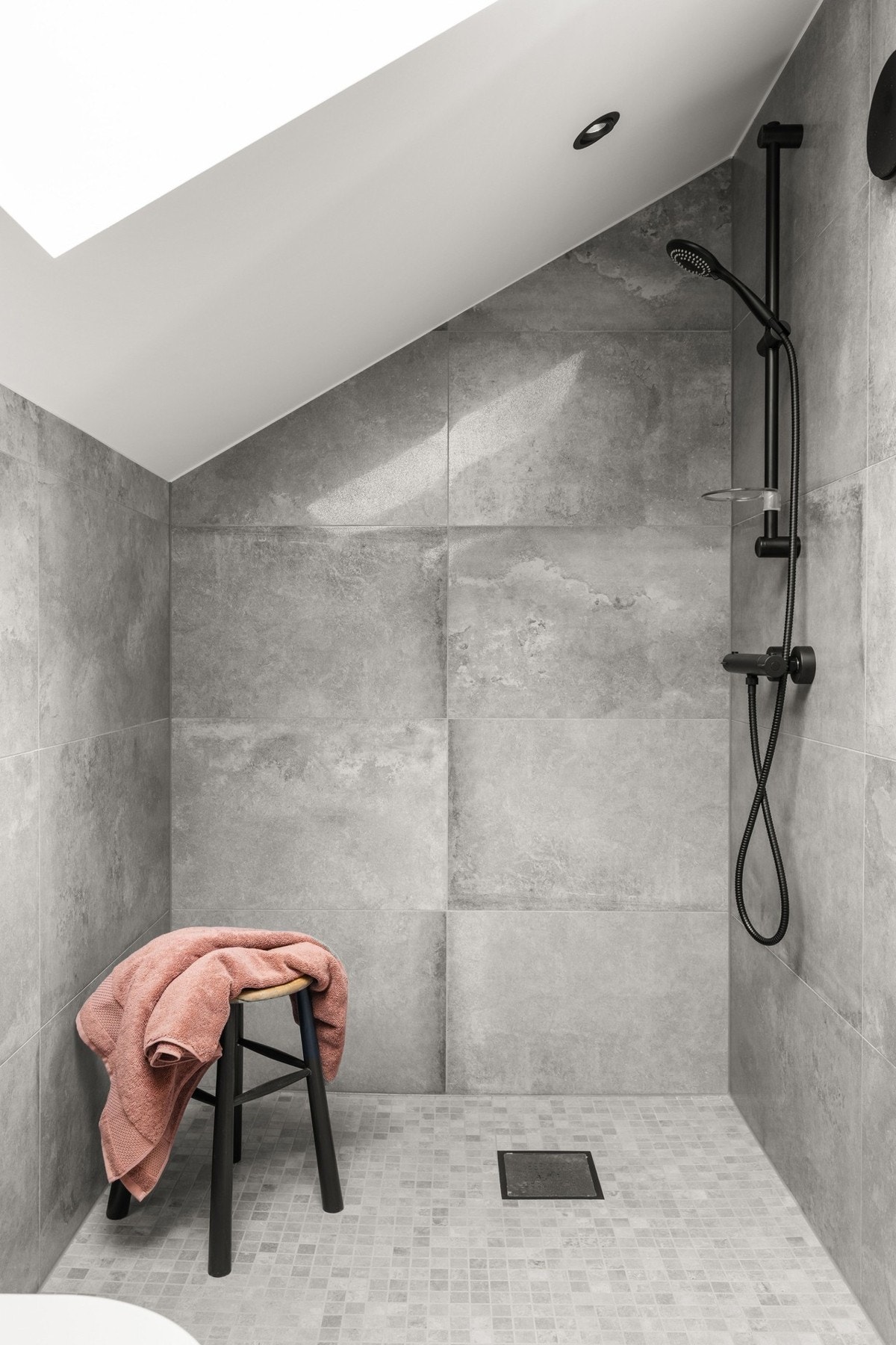 Romslig dusjhjørne med regndusj og tidsriktige detaljer. Galleribilde