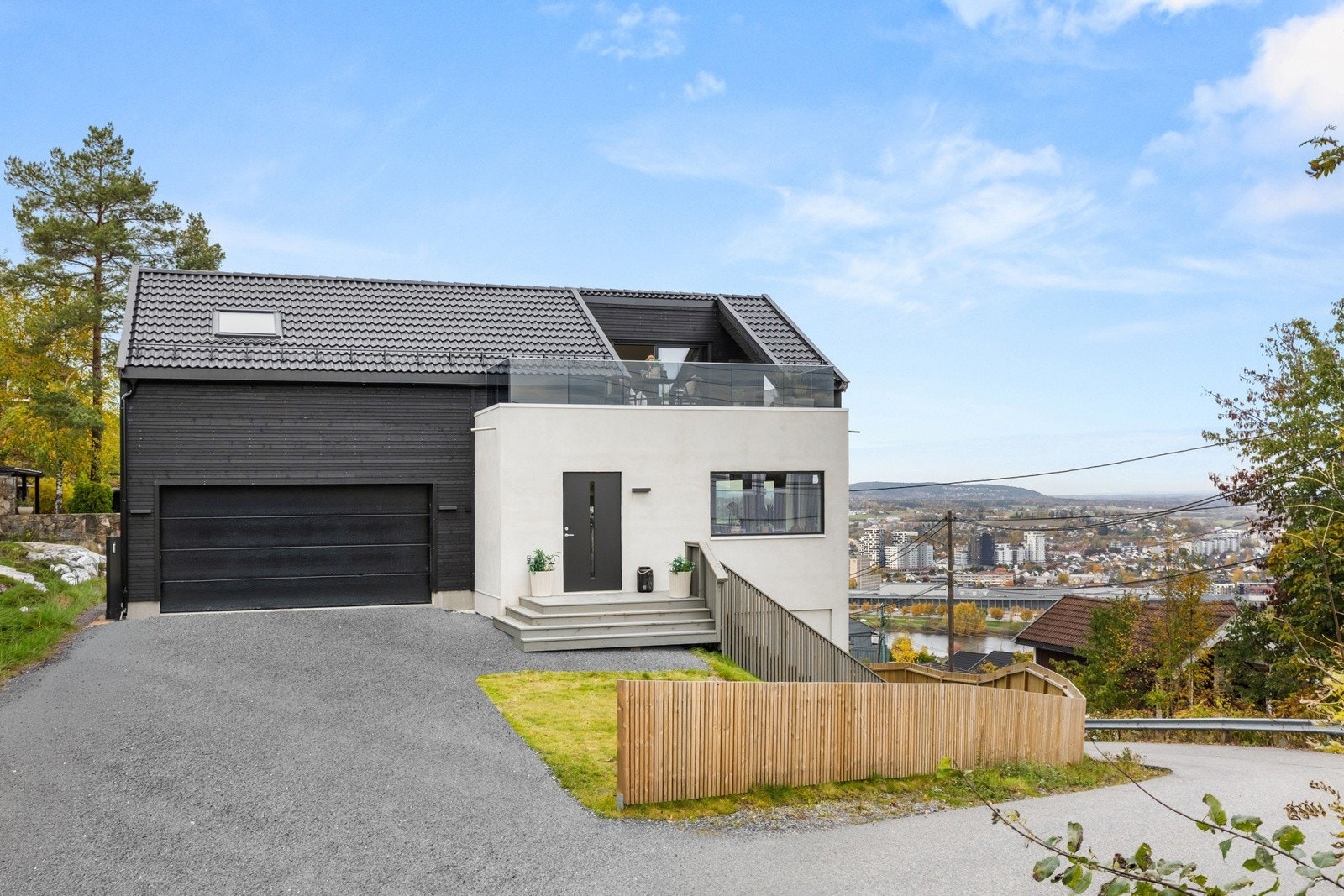 Stor enebolig med nydelig utsikt i et barnevennlig nabolag. Galleribilde