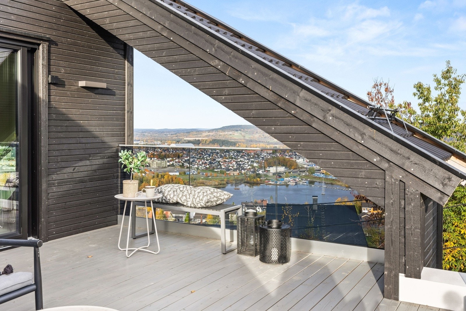 Arkitekturen skaper lune soner og gir terrassen en unik karakter, perfekt for lange sommerkvelder. Galleribilde