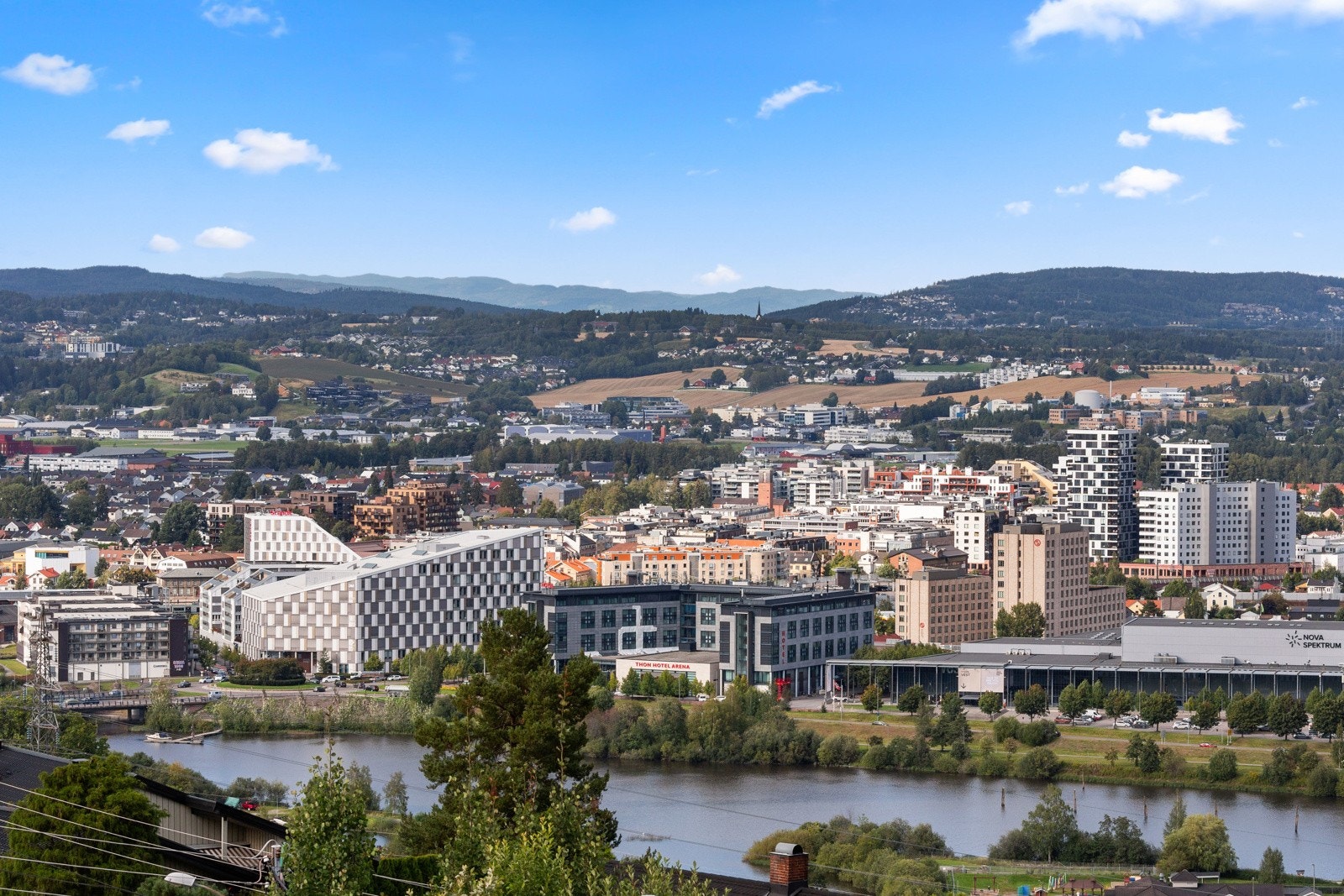 Boligen har svært god intern beliggenhet, høyt og fritt med kort vei til offentlig transport, barneskoler, butikker og servicetilbud. Galleribilde