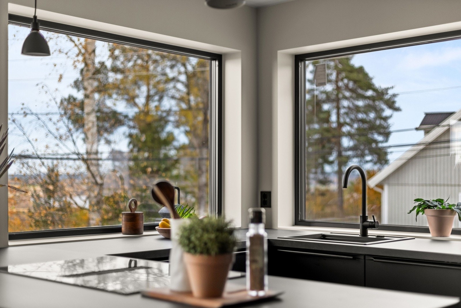 Store vindusflater skaper en luftig atmosfære Galleribilde