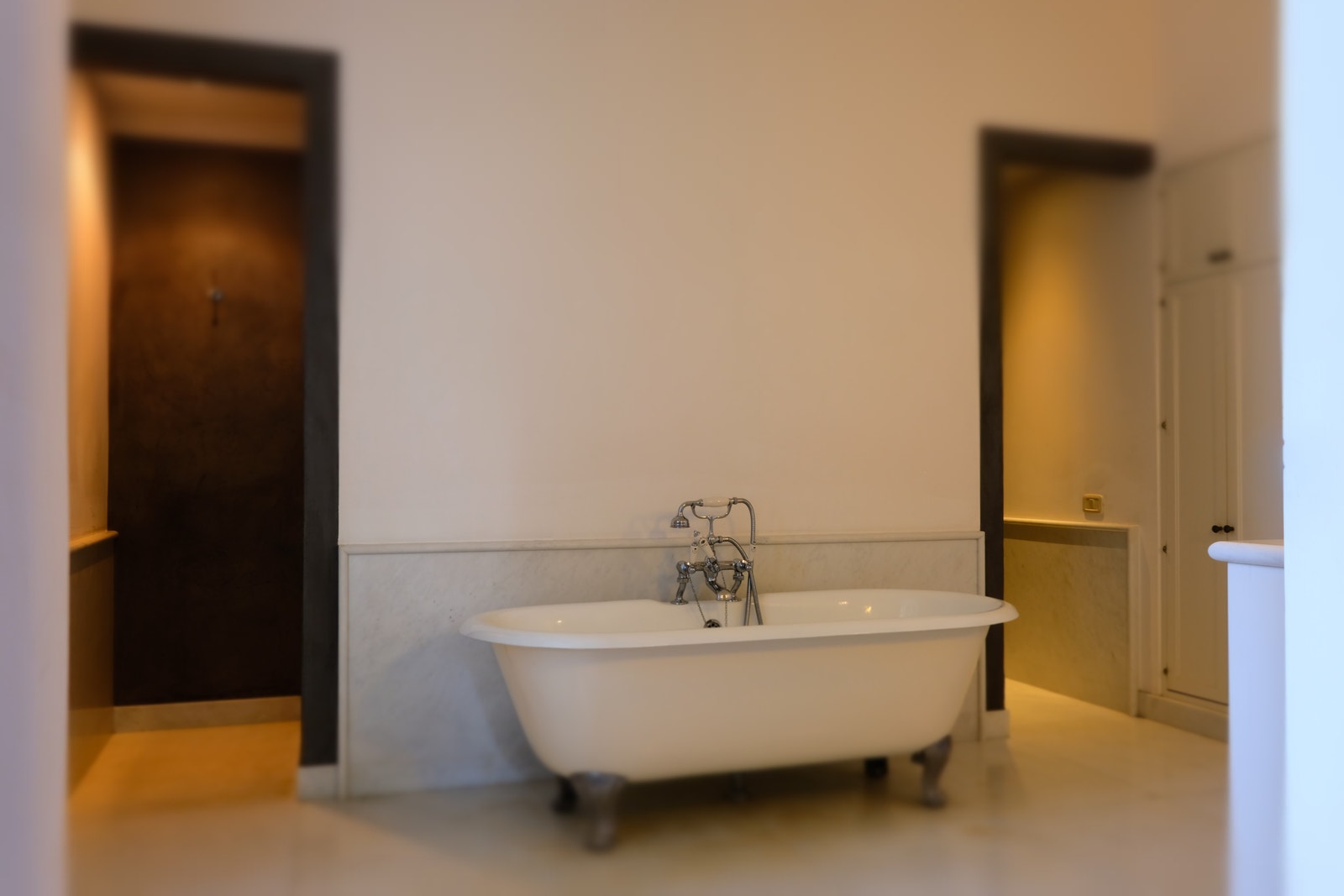 2 etasje Noen bad har i tillegg til stor dusj-sone, badekar plassert i rommet! Galleribilde