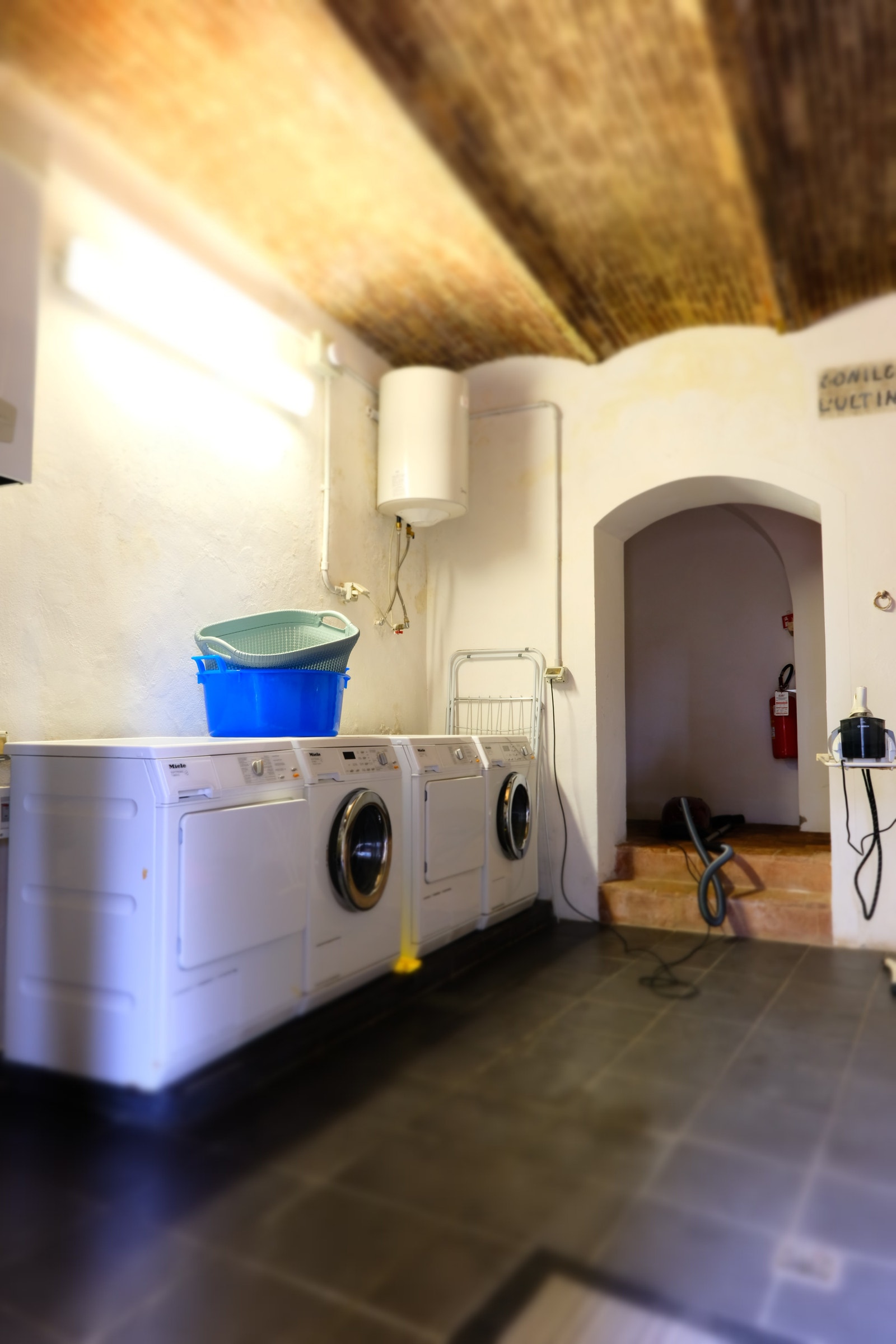 Terrengetasjen (1 etasje) Stort vaskerom med fullt utstyr fra Miele. Galleribilde