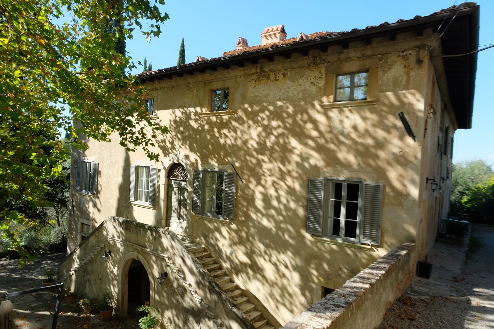 Boligen inneholder 3 boenheter som kan fraskilles, da hver har egen inngang men og kommuniserer inni bolig seg imellom. Galleribilde