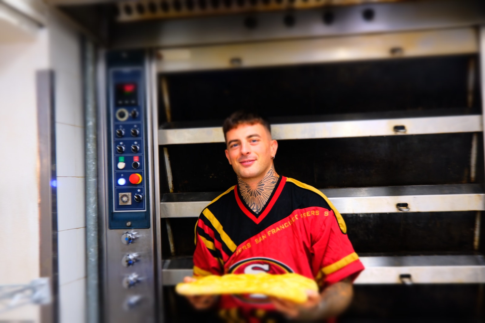 Det er de lokale menneskene som skaper den gode energien i Lari Galleribilde