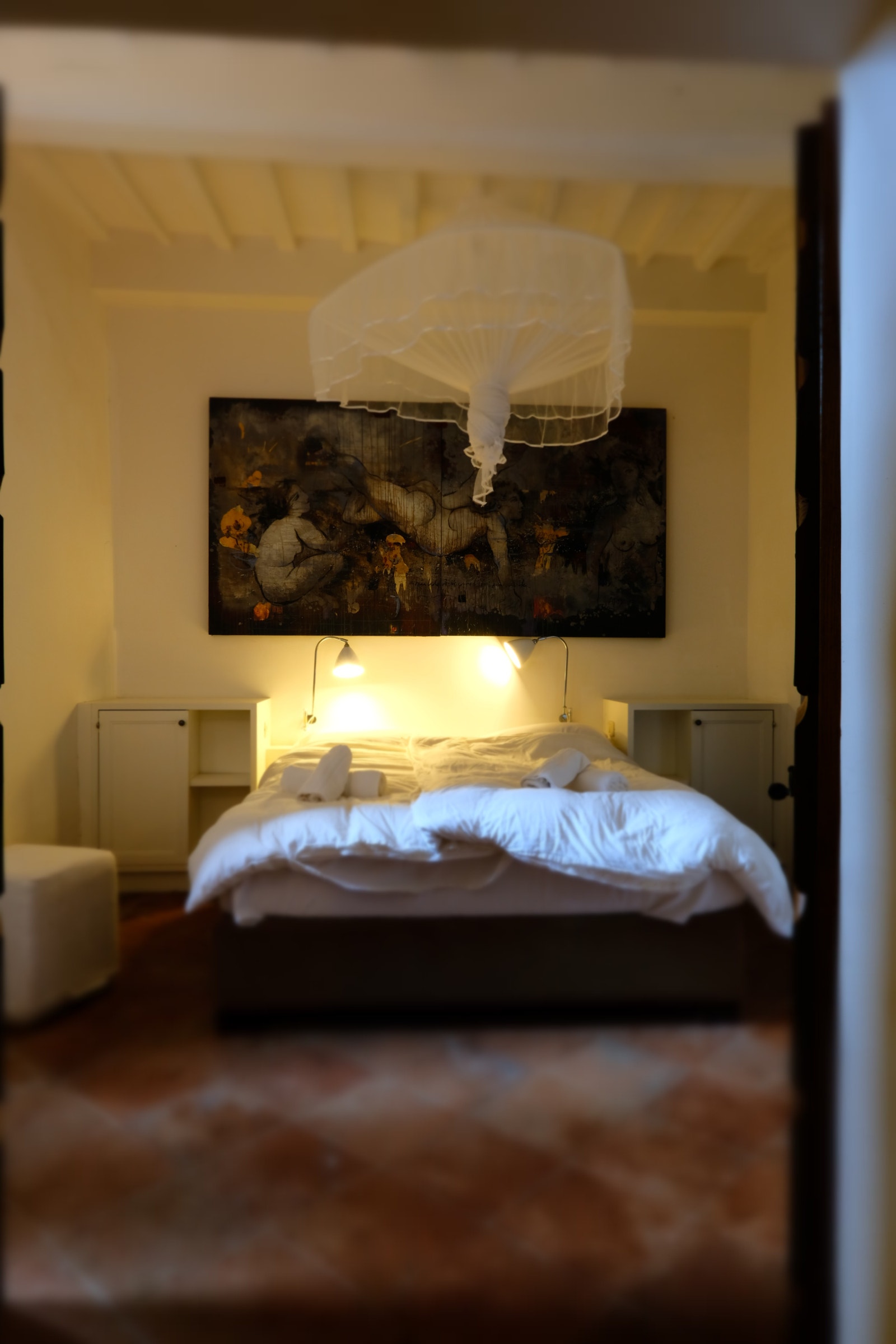 Terrengetasjen (1 etasje) 2 soverom, og et har utgang til hagen. Alle soverom har private bad. Galleribilde