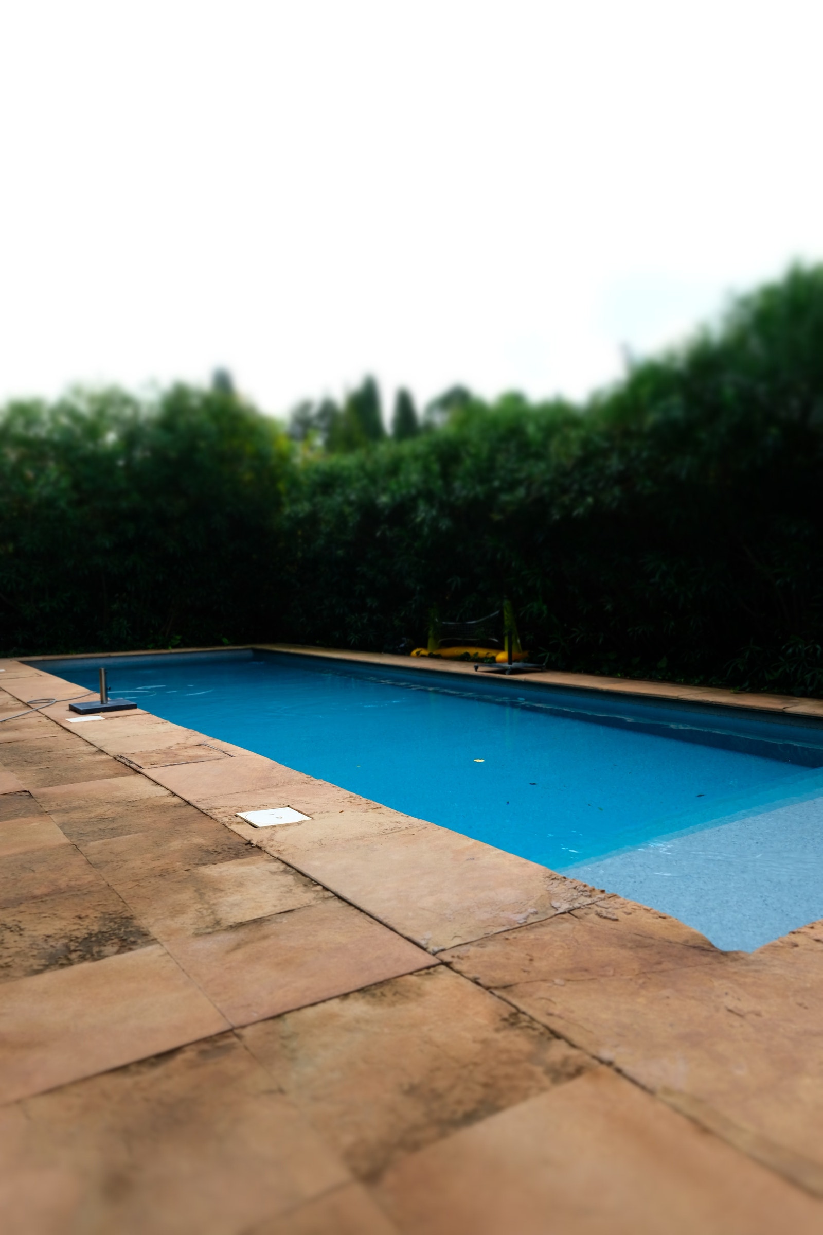 Svømmebasseng som er plassert usjenert på eiendommen. Galleribilde