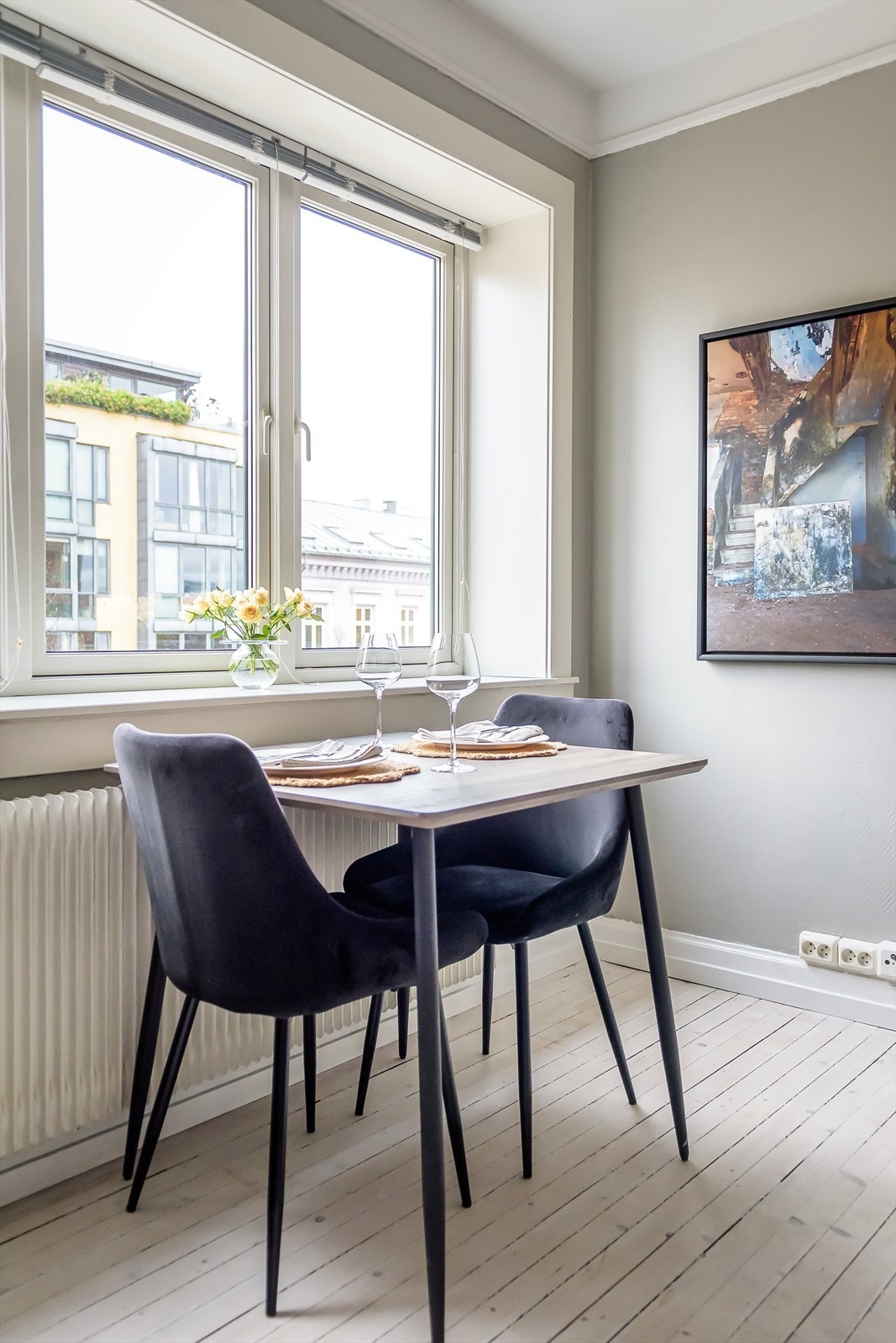 Leiligheten ligger i et hyggelig boligområde, midt mellom Vålerenga og Kampen, med restauranter, butikker og et godt kollektivtilbud i nærheten. Galleribilde