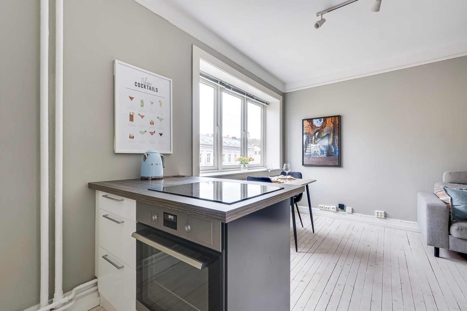 Det er montert en integrert oppvaskmaskin, integrert komfyr og nedfelt platetopp. Galleribilde