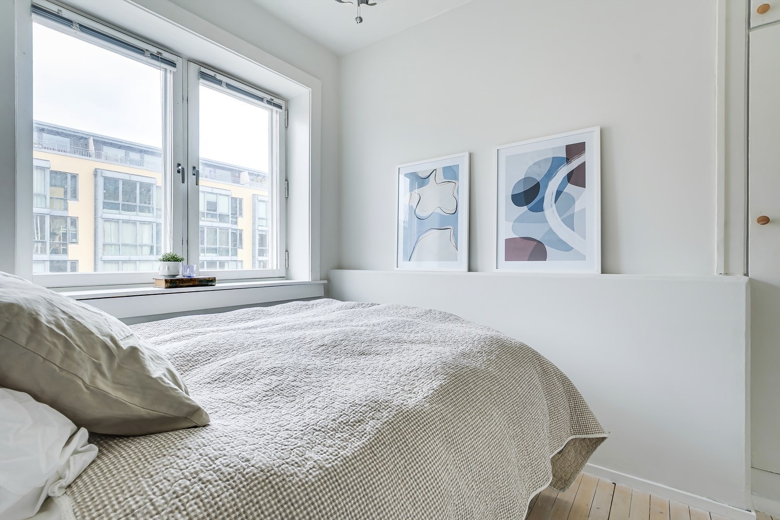Soverommet har plass til dobbeltseng, nattbord og klesoppbevaring. Galleribilde