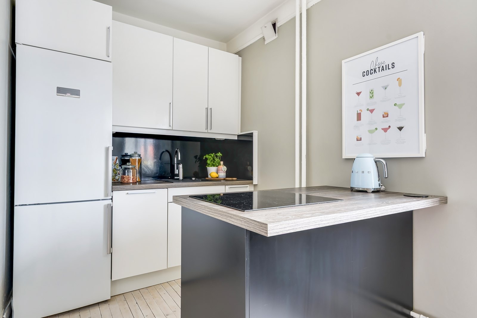 Kjøkkenet er fra 2021, og har laminat benkeplate med nedfelt oppvaskkum, skylleplate mellom over- og underskap, og glatte fronter med håndtak. Galleribilde