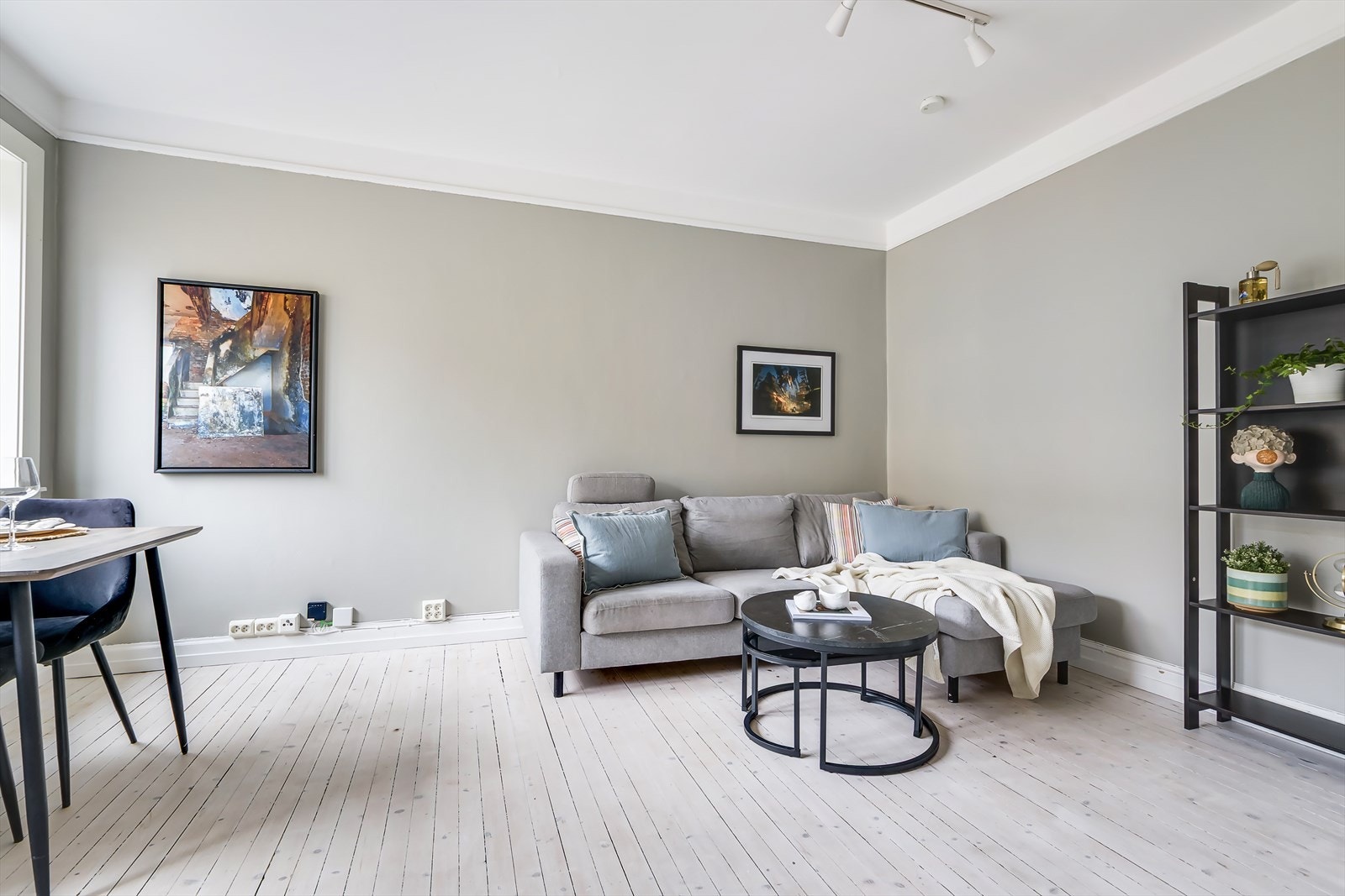 Her er det plass til både sofa, og et spisebord under vinduet. Galleribilde