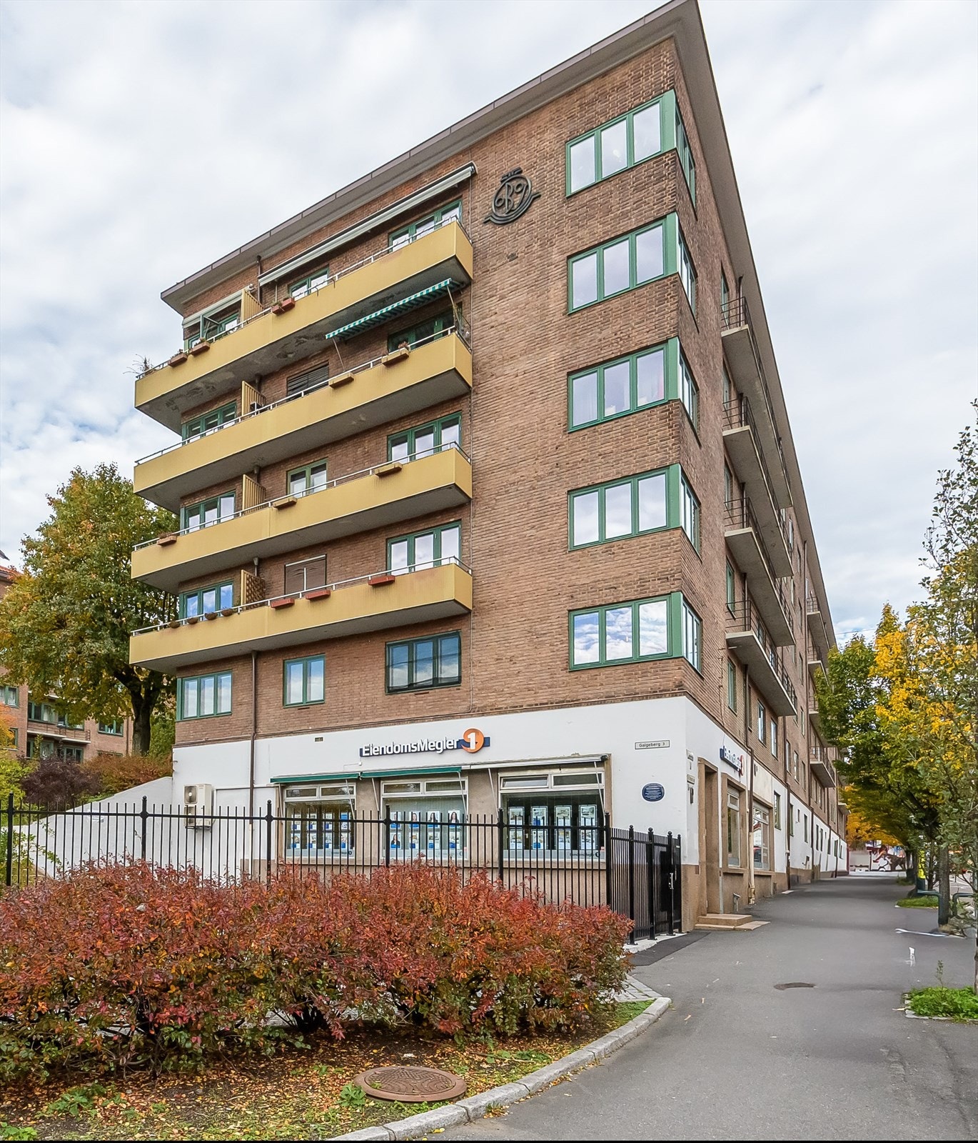 Borettslaget har en skjermet privat hage - det er porter for å komme inn i bakgården. Galleribilde