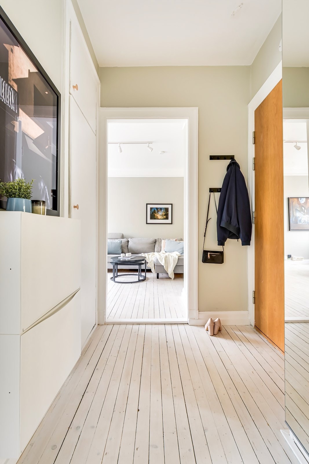 Her har du god plass til sko og yttertøy i garderobe og kott. Galleribilde