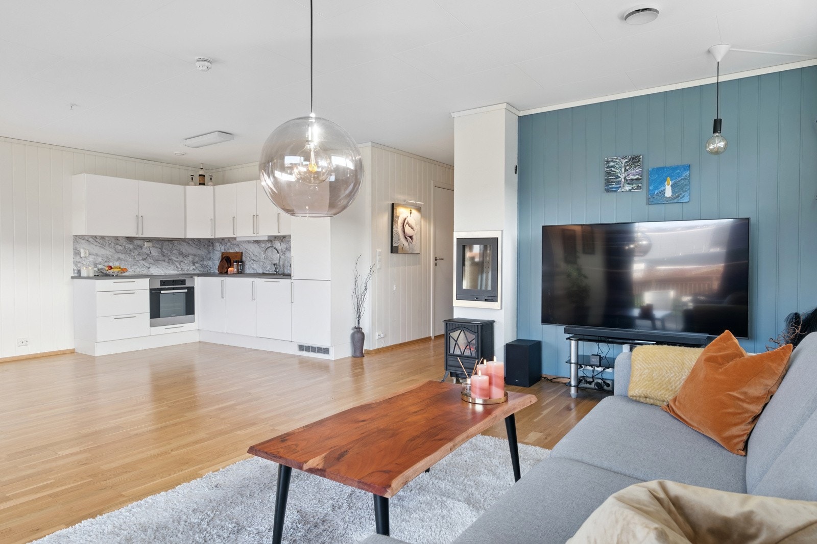 Oppholdrommet gir deg rikelig med plass til en sofakrok samt. et spisebord i tilknyttning til kjøkkenet. Galleribilde