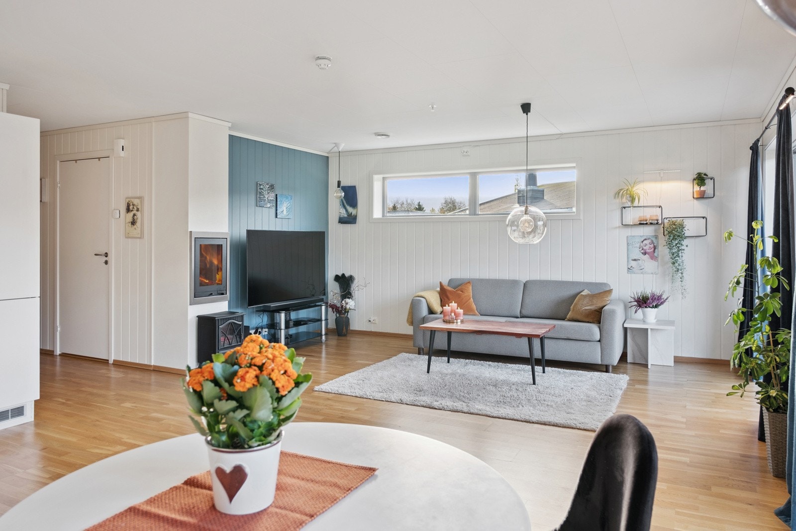 Lys og romslig stue/kjøkken på hele 36 m². Galleribilde