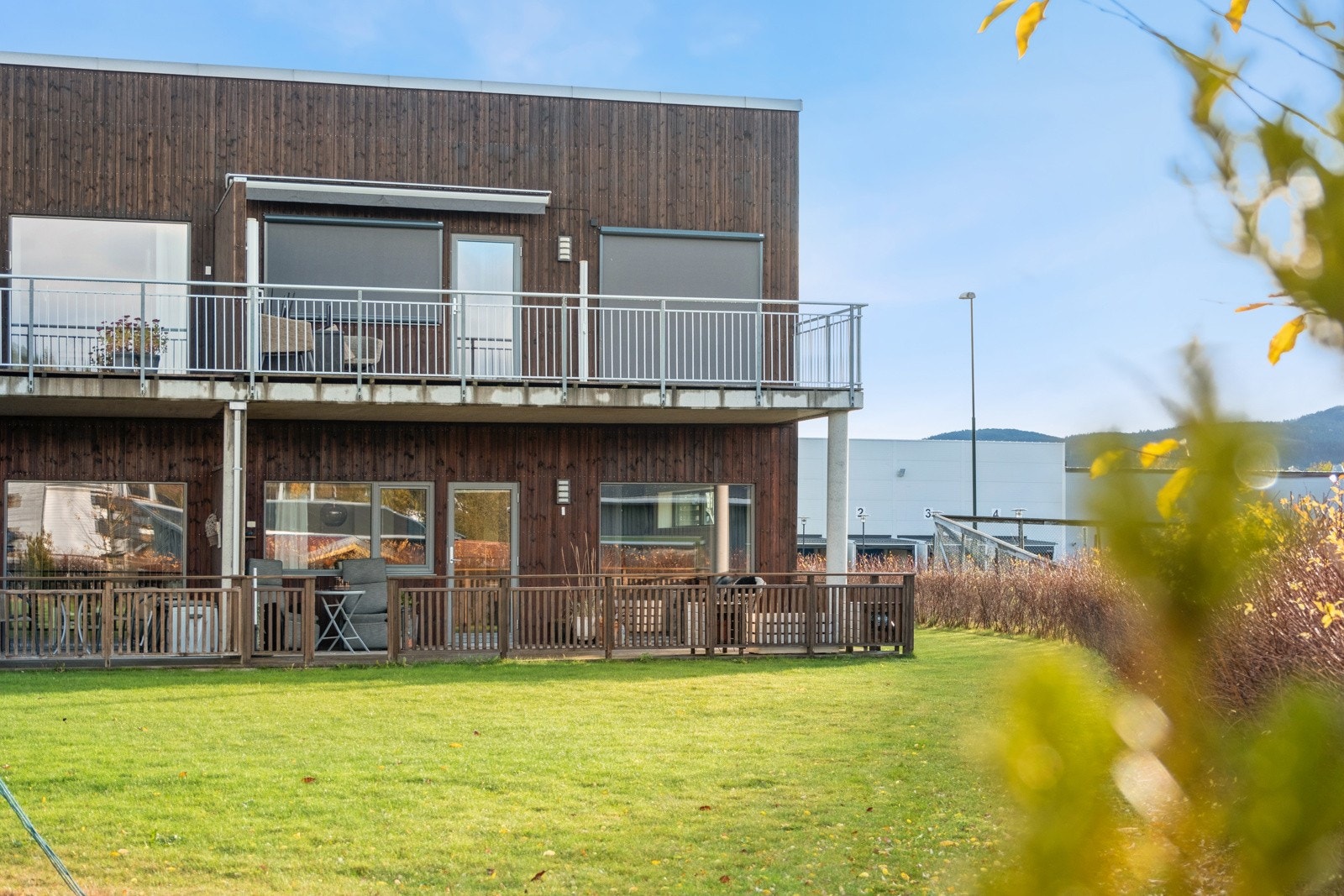 Leiligheten har en fin hjørnebeliggenhet i 1.etasjen. Enkel adkomst til fellesarealer. Galleribilde