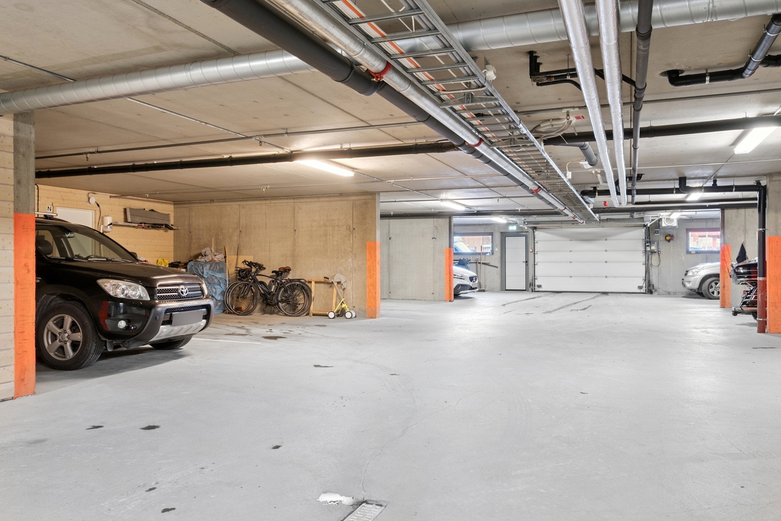 Leiligheten disponerer også en parkeringsplass i oppvarmet garasjerom. I bakkant av parkeringsplassen er det også en bod som medfølger. Galleribilde